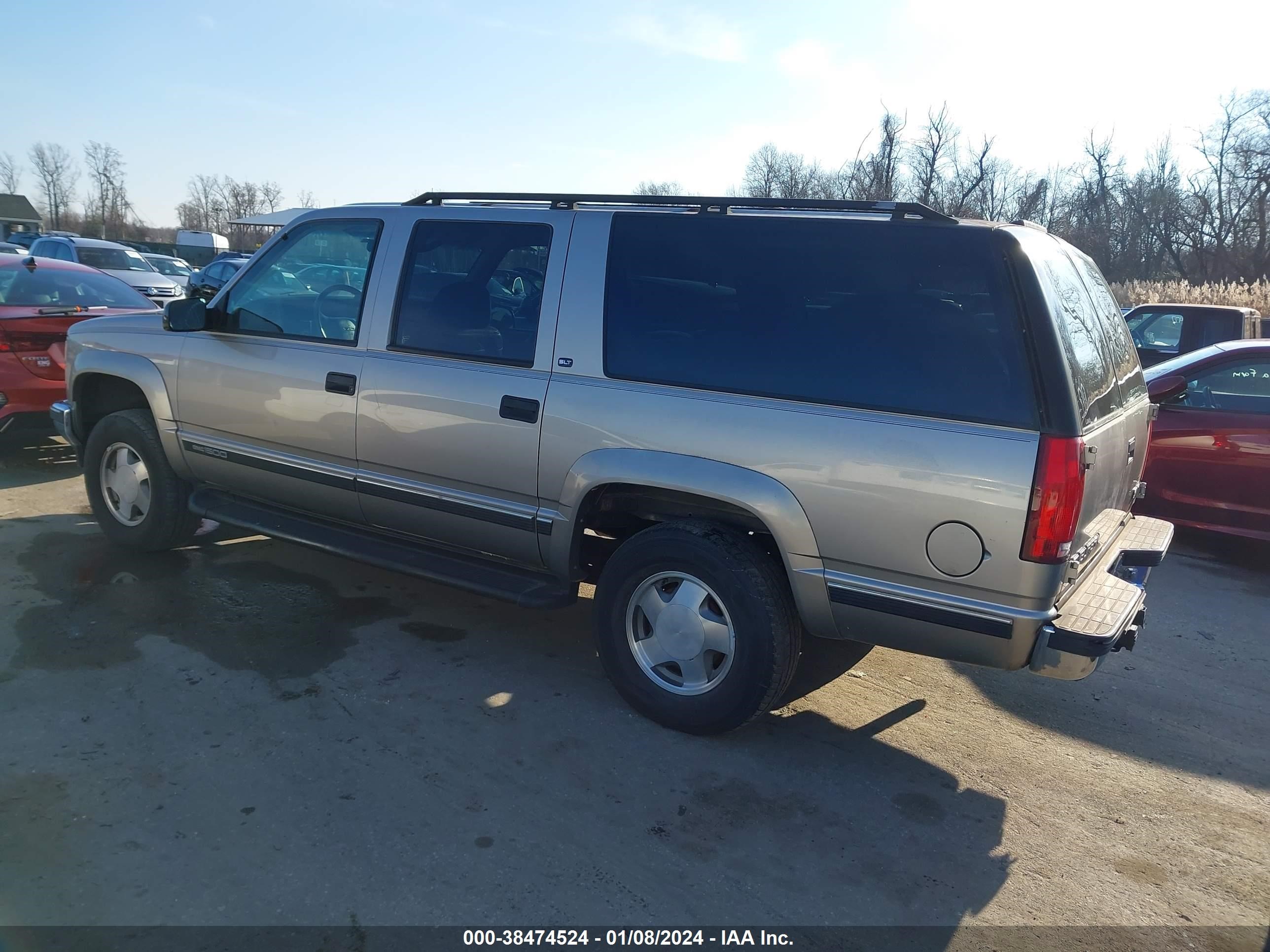 Photo 2 VIN: 3GKFK16R3XG532644 - GMC SUBURBAN 