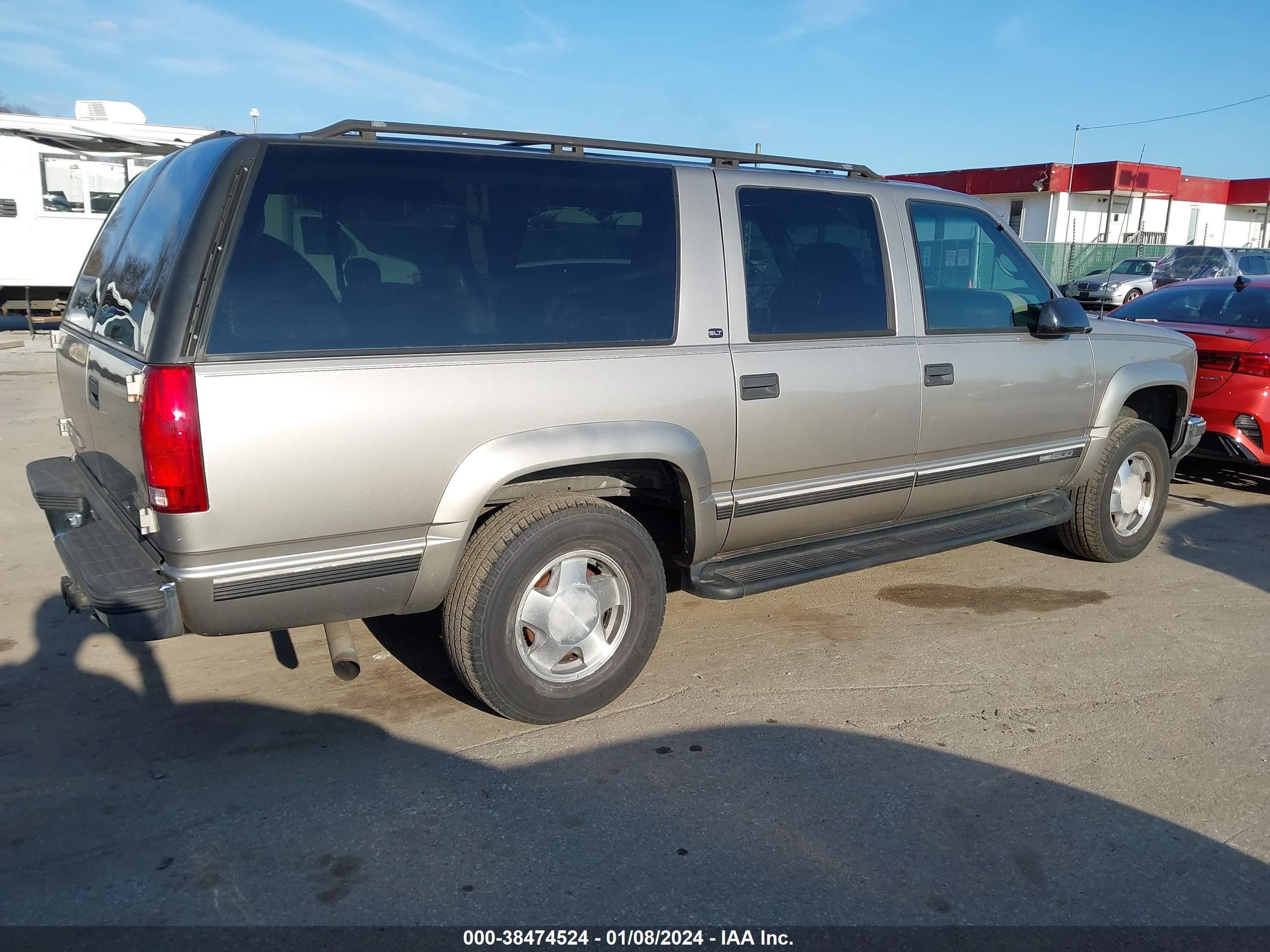 Photo 3 VIN: 3GKFK16R3XG532644 - GMC SUBURBAN 