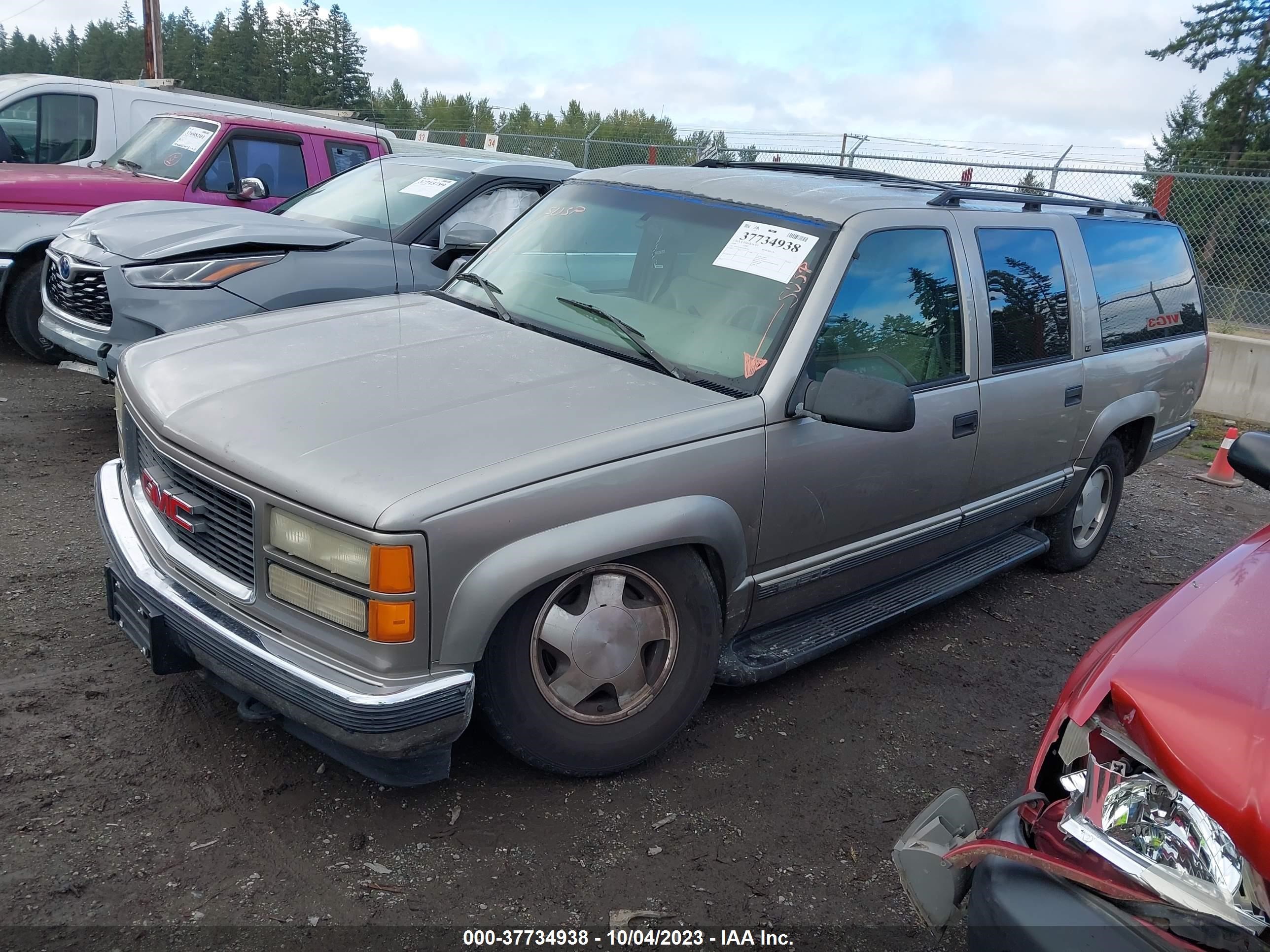 Photo 1 VIN: 3GKFK16R4XG542065 - GMC SUBURBAN 