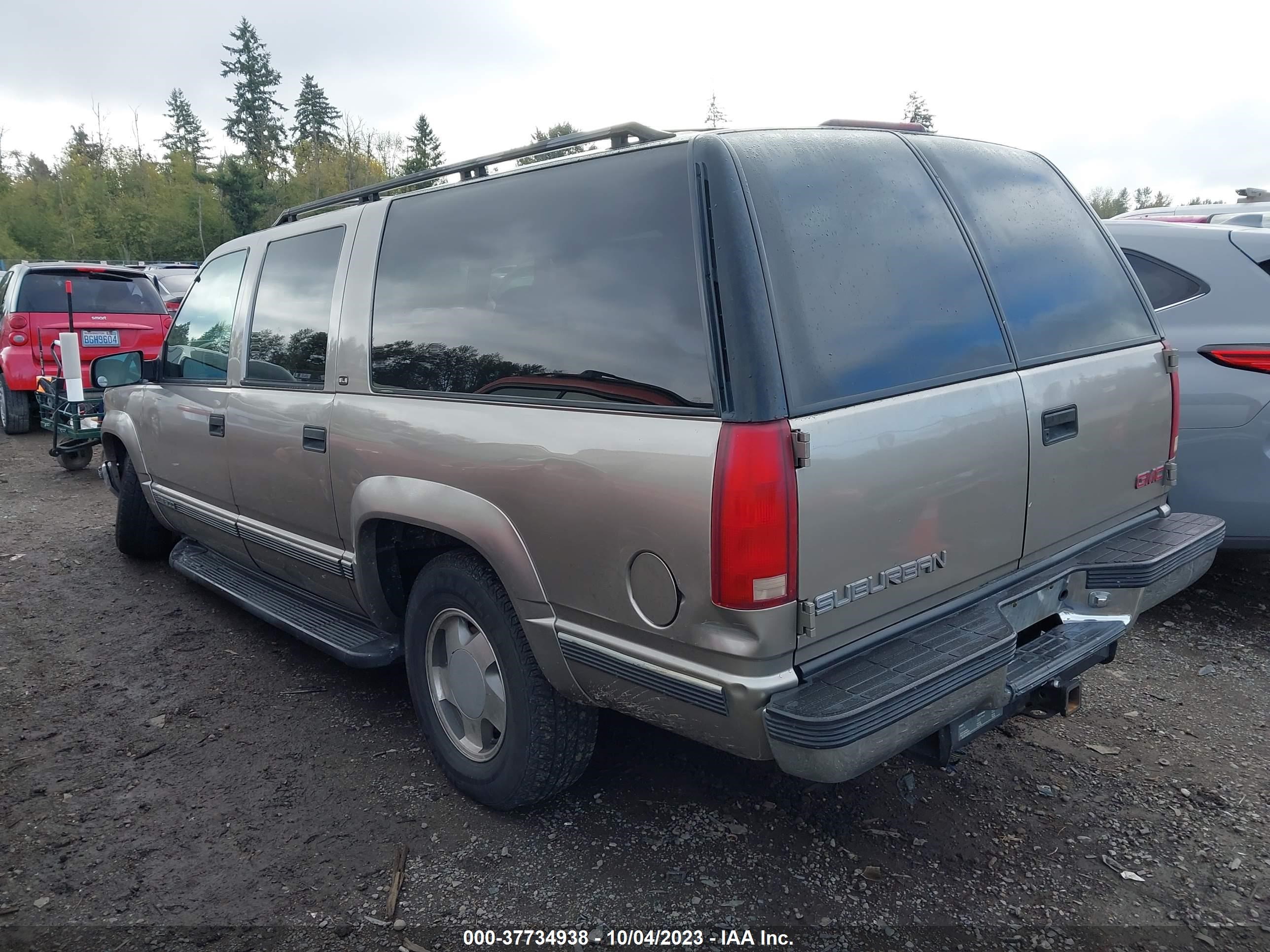 Photo 2 VIN: 3GKFK16R4XG542065 - GMC SUBURBAN 