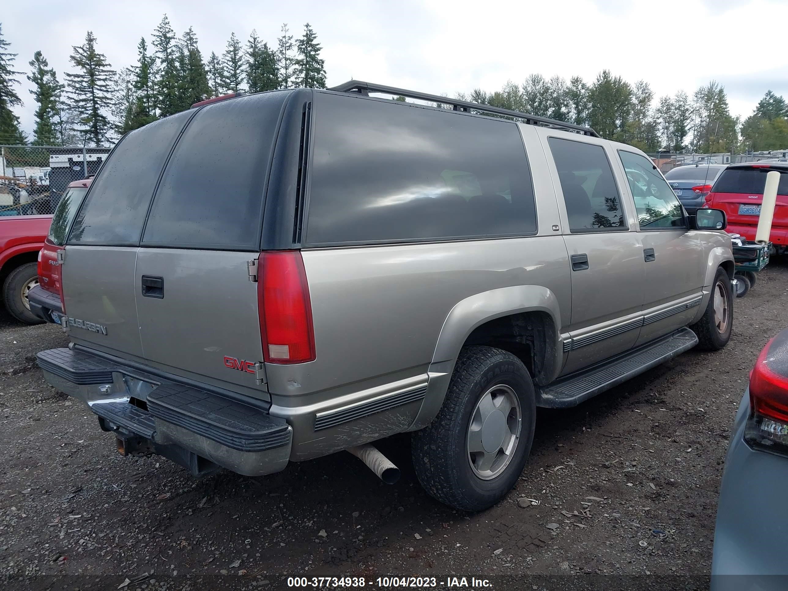 Photo 3 VIN: 3GKFK16R4XG542065 - GMC SUBURBAN 