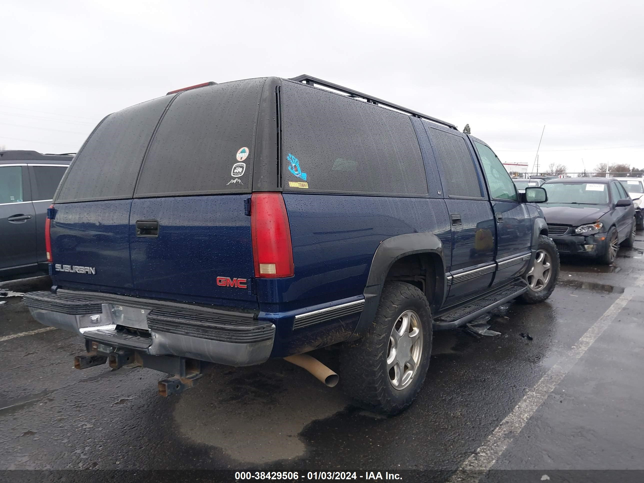 Photo 3 VIN: 3GKFK16R5XG547291 - GMC SUBURBAN 