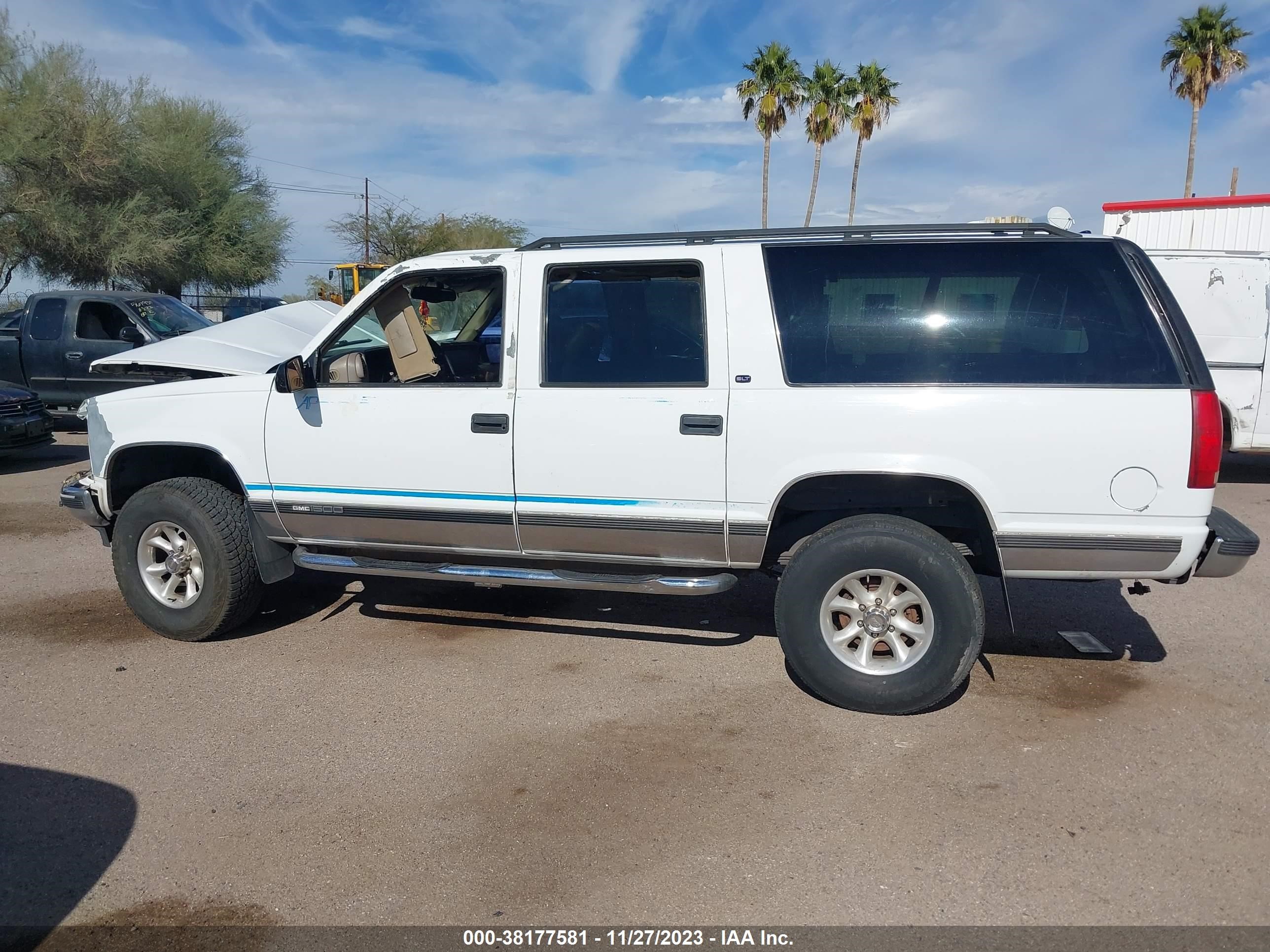 Photo 13 VIN: 3GKFK16R6XG523355 - GMC SUBURBAN 