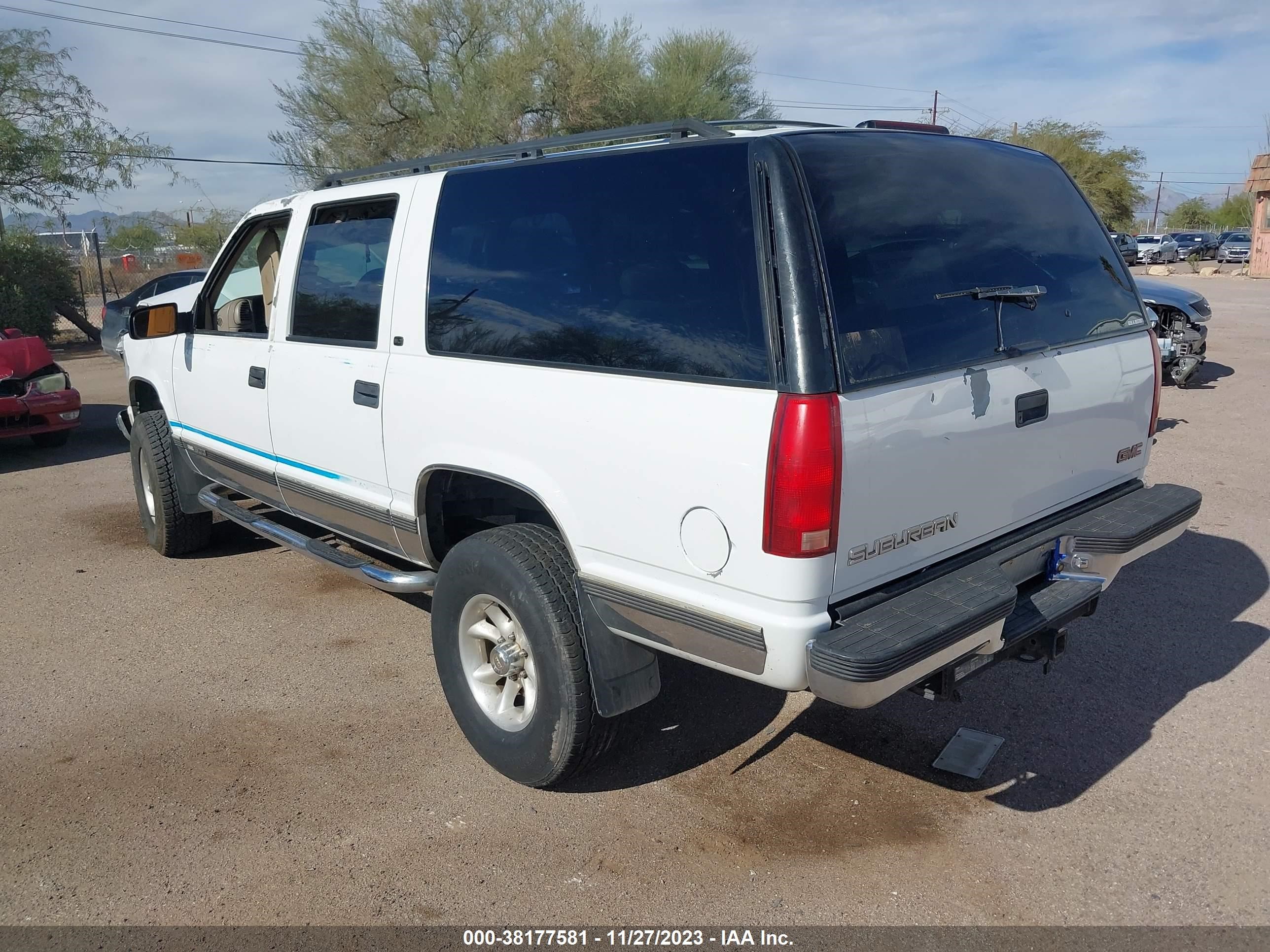 Photo 2 VIN: 3GKFK16R6XG523355 - GMC SUBURBAN 