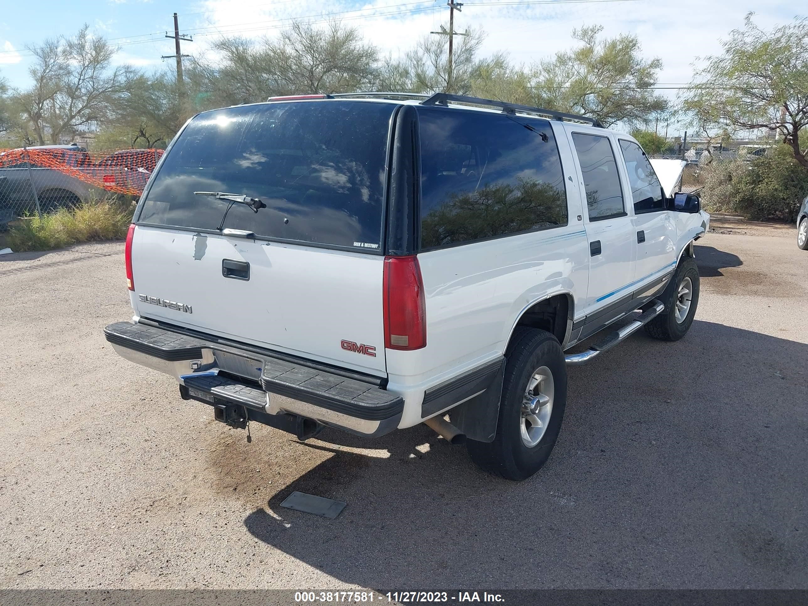 Photo 3 VIN: 3GKFK16R6XG523355 - GMC SUBURBAN 