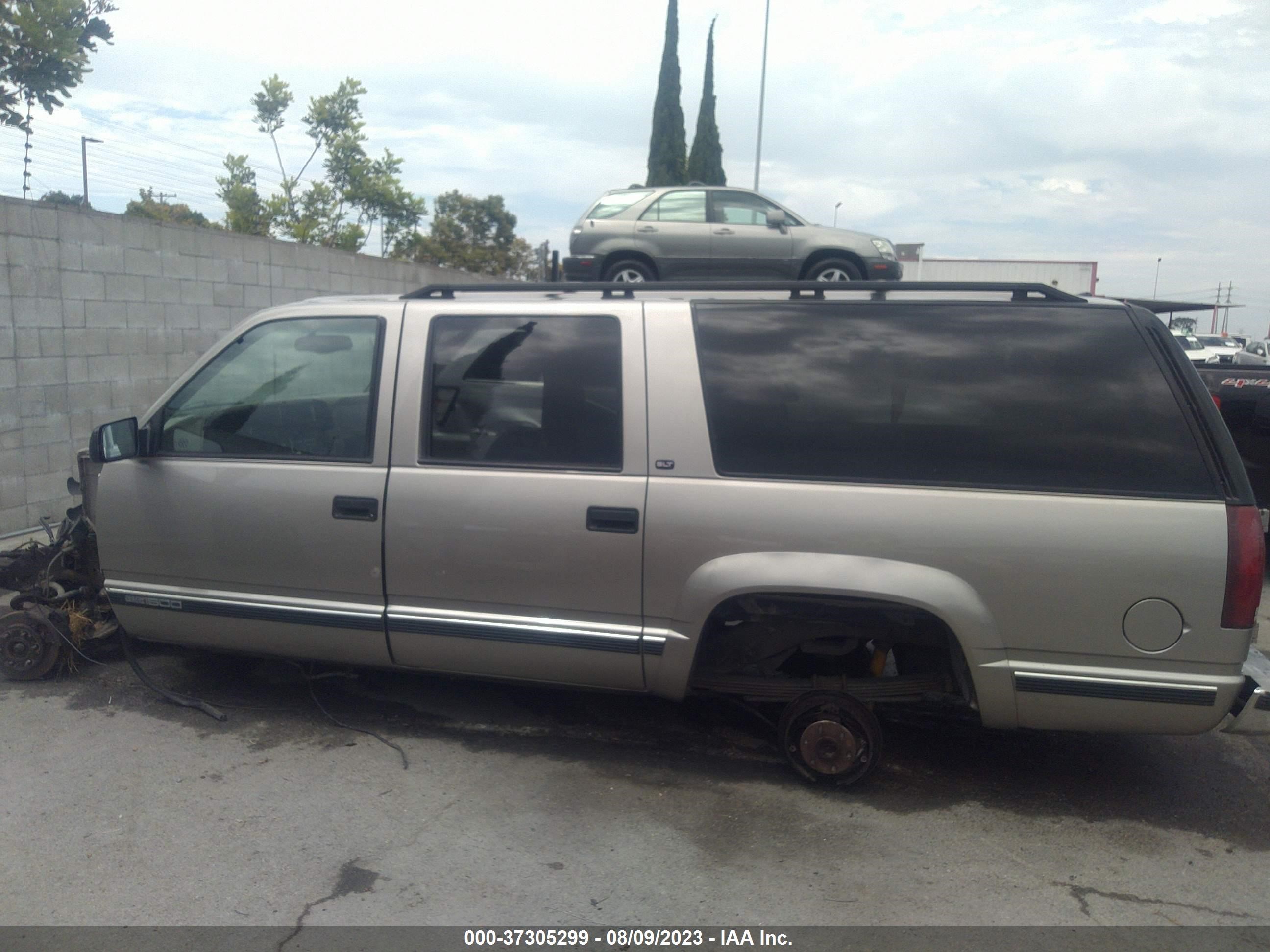 Photo 12 VIN: 3GKFK16R6XG549020 - GMC SUBURBAN 