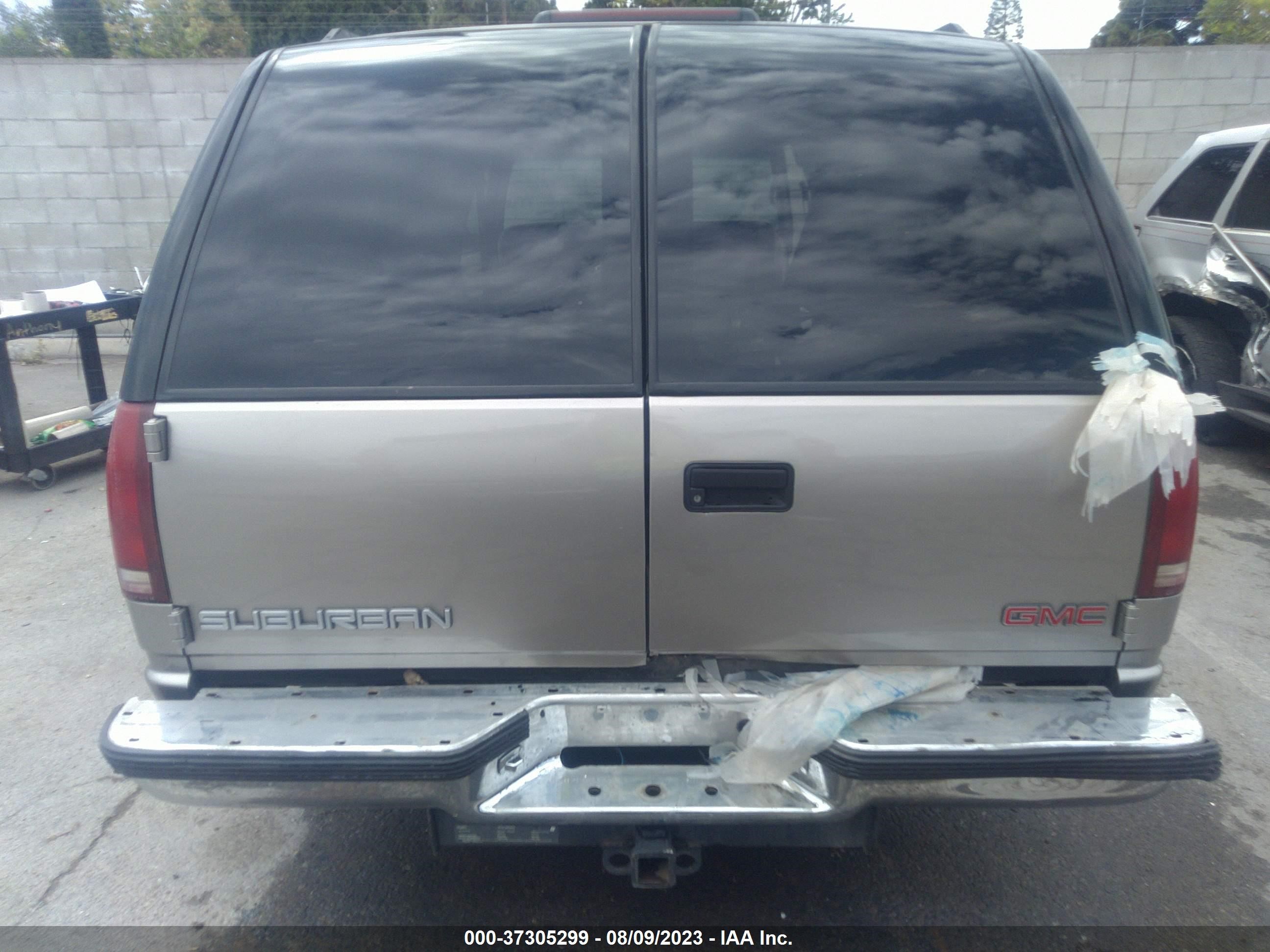 Photo 14 VIN: 3GKFK16R6XG549020 - GMC SUBURBAN 