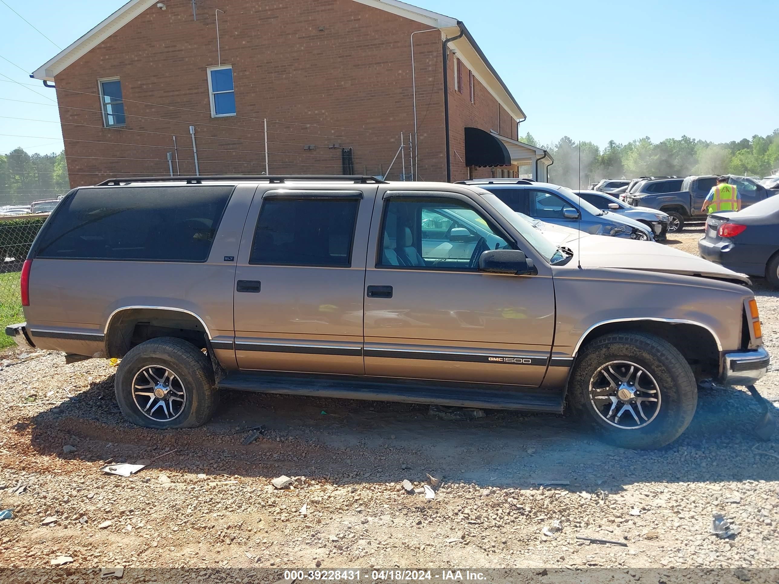 Photo 12 VIN: 3GKFK16R9TG520105 - GMC SUBURBAN 