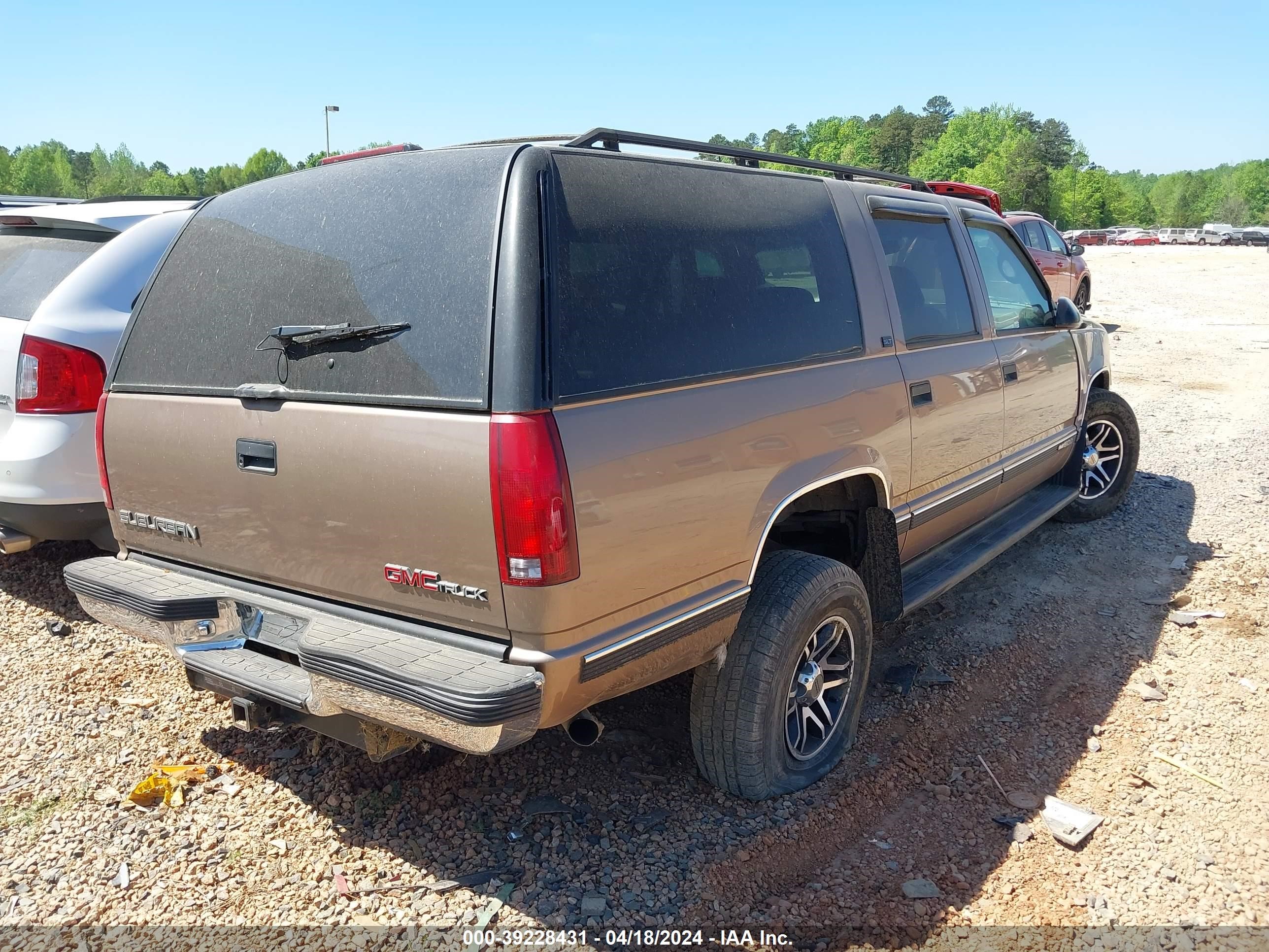 Photo 3 VIN: 3GKFK16R9TG520105 - GMC SUBURBAN 