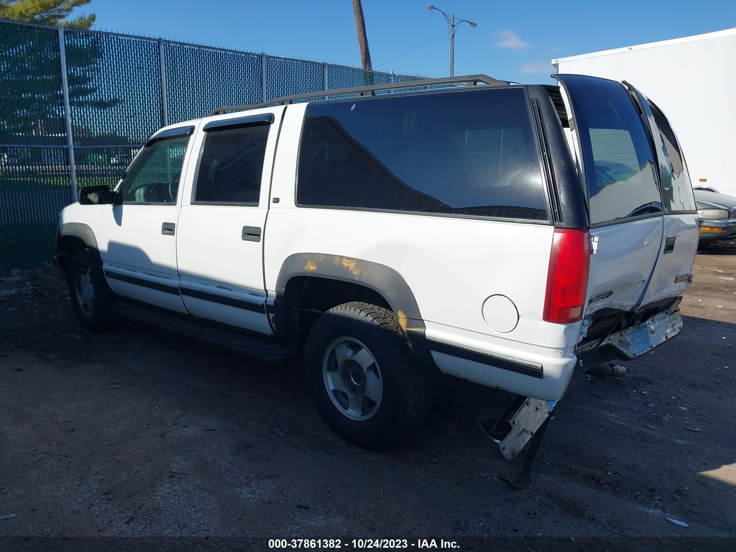 Photo 2 VIN: 3GKFK16RXXG526596 - GMC SUBURBAN 