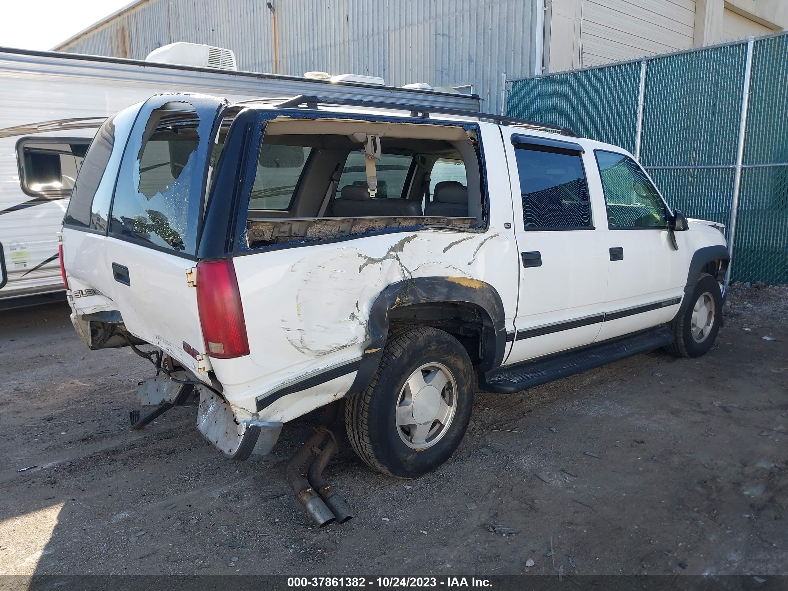 Photo 3 VIN: 3GKFK16RXXG526596 - GMC SUBURBAN 