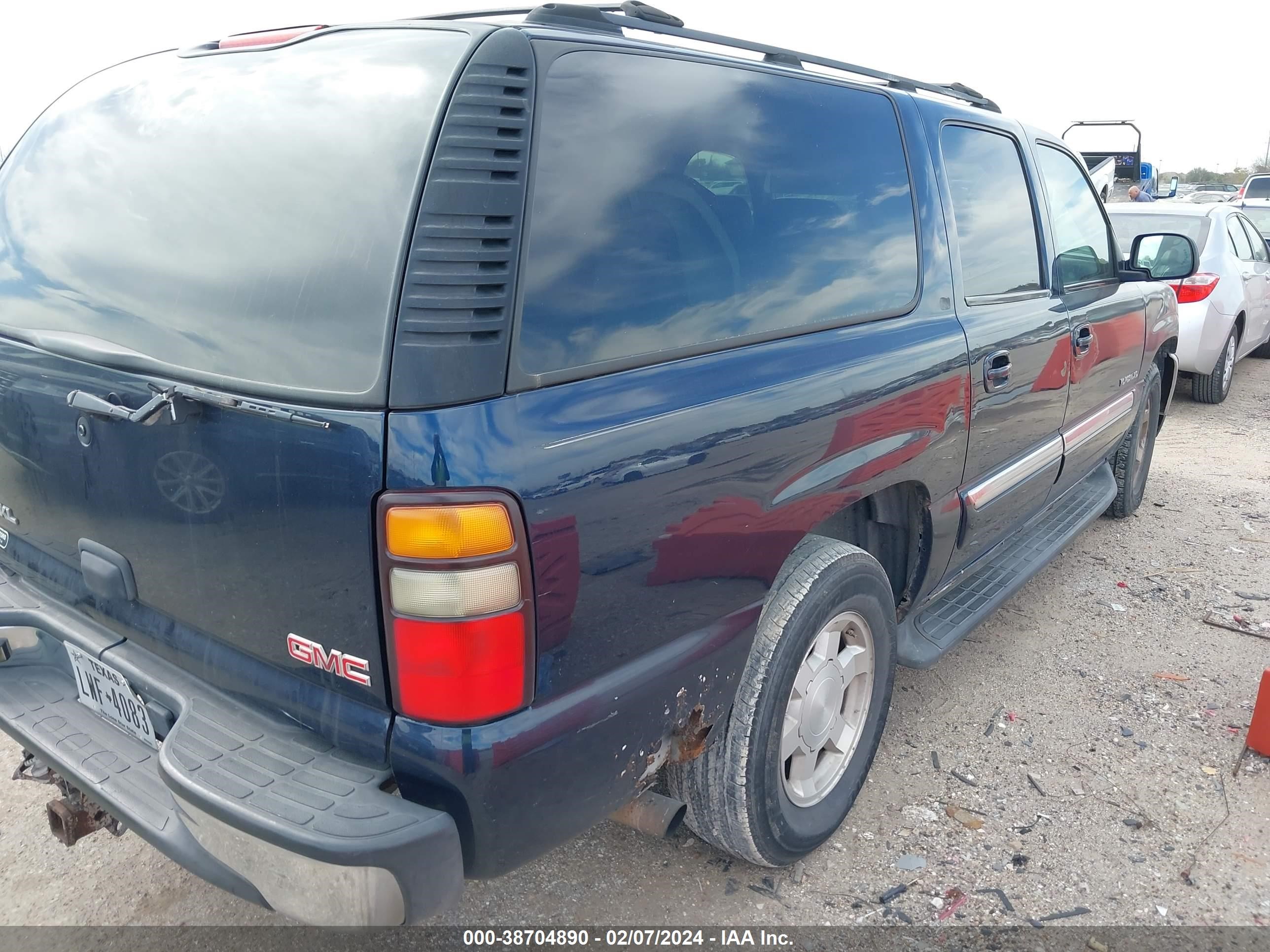 Photo 3 VIN: 3GKFK16Z34G168401 - GMC YUKON 