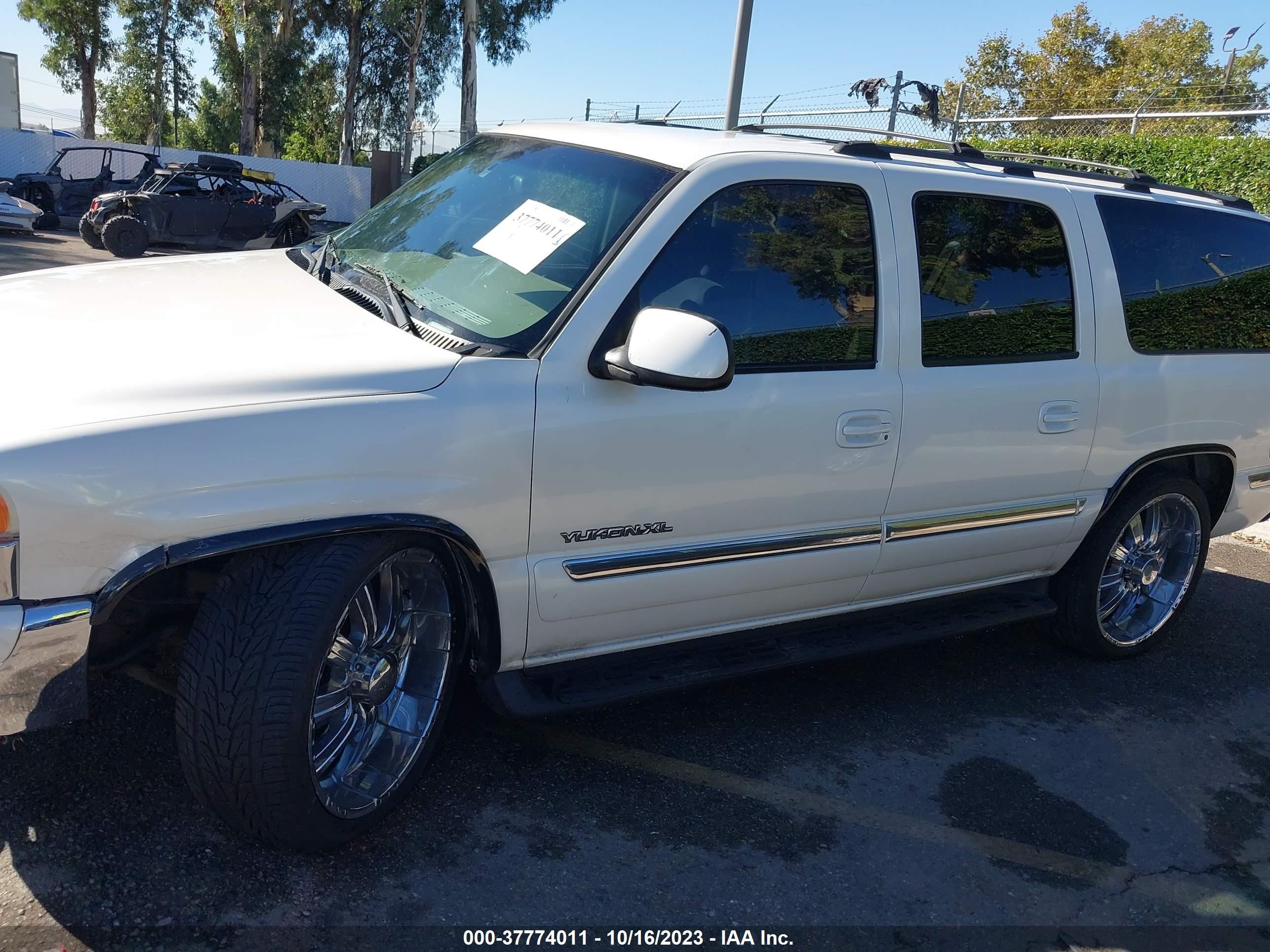 Photo 14 VIN: 3GKGC26G92G175663 - GMC YUKON 