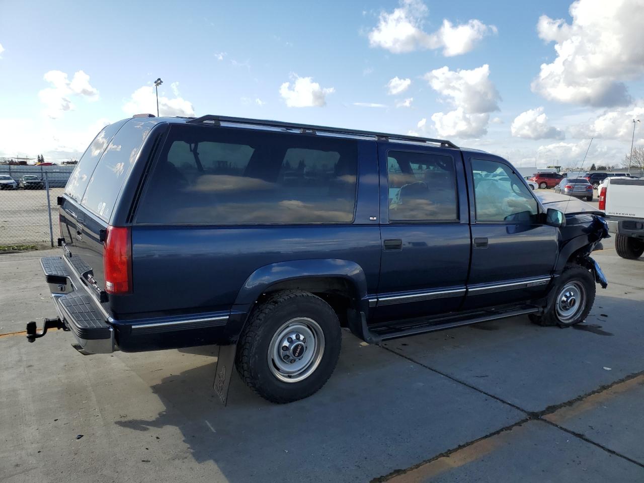 Photo 2 VIN: 3GKGK26J3VG525744 - GMC SUBURBAN 