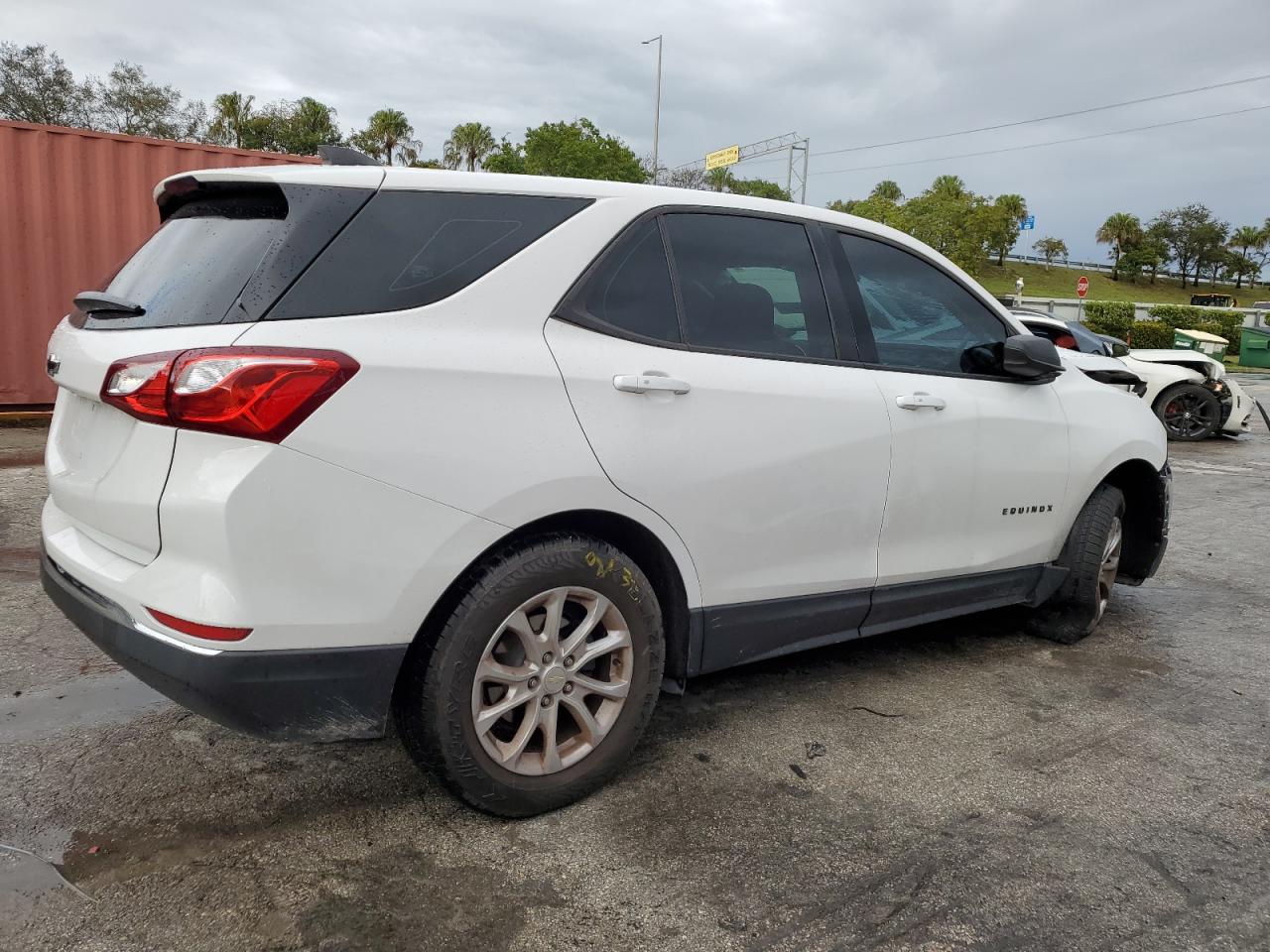 Photo 2 VIN: 3GNAXHEV3JL379557 - CHEVROLET EQUINOX 