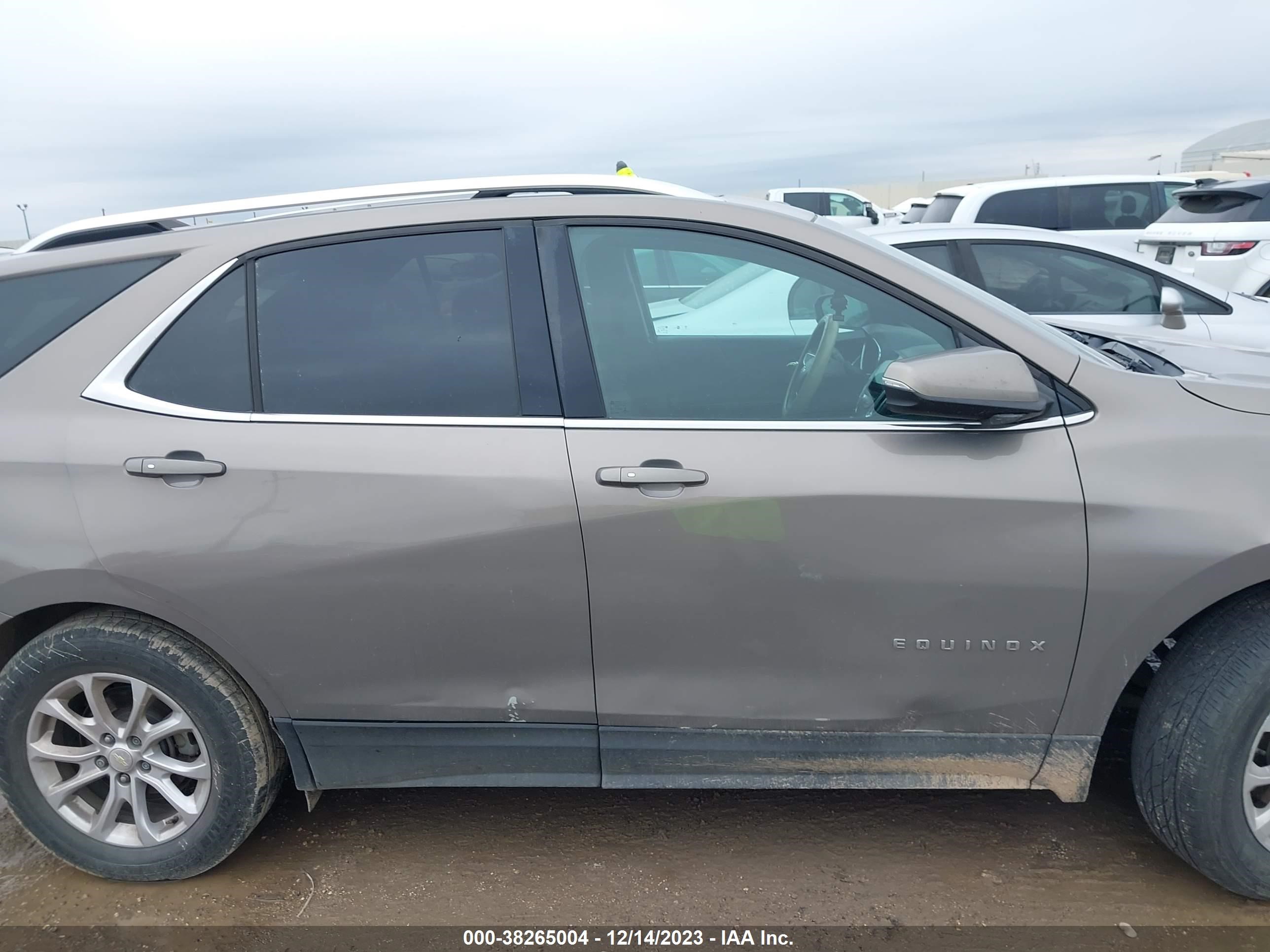 Photo 11 VIN: 3GNAXJEV6JL104823 - CHEVROLET EQUINOX 