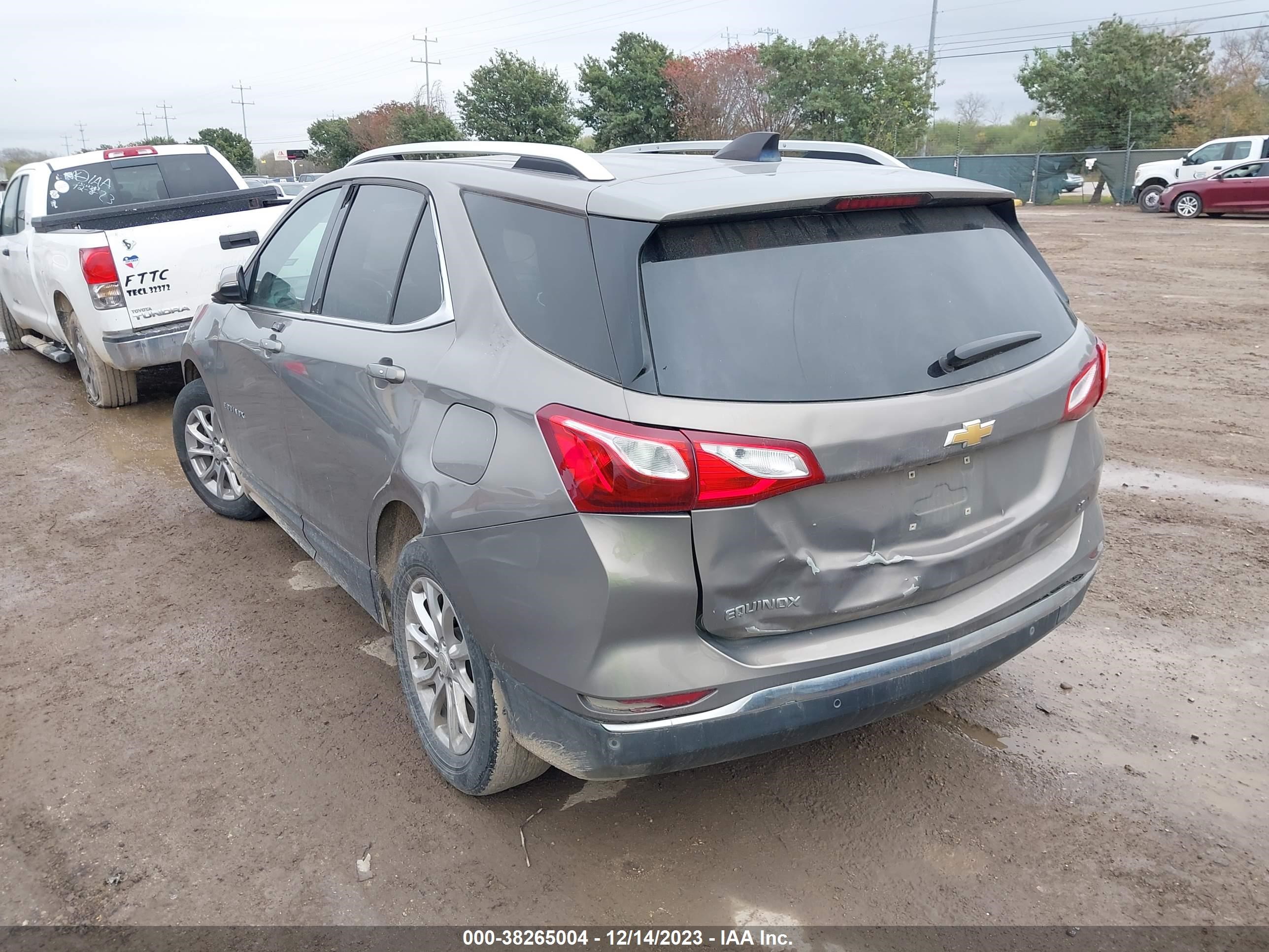 Photo 2 VIN: 3GNAXJEV6JL104823 - CHEVROLET EQUINOX 