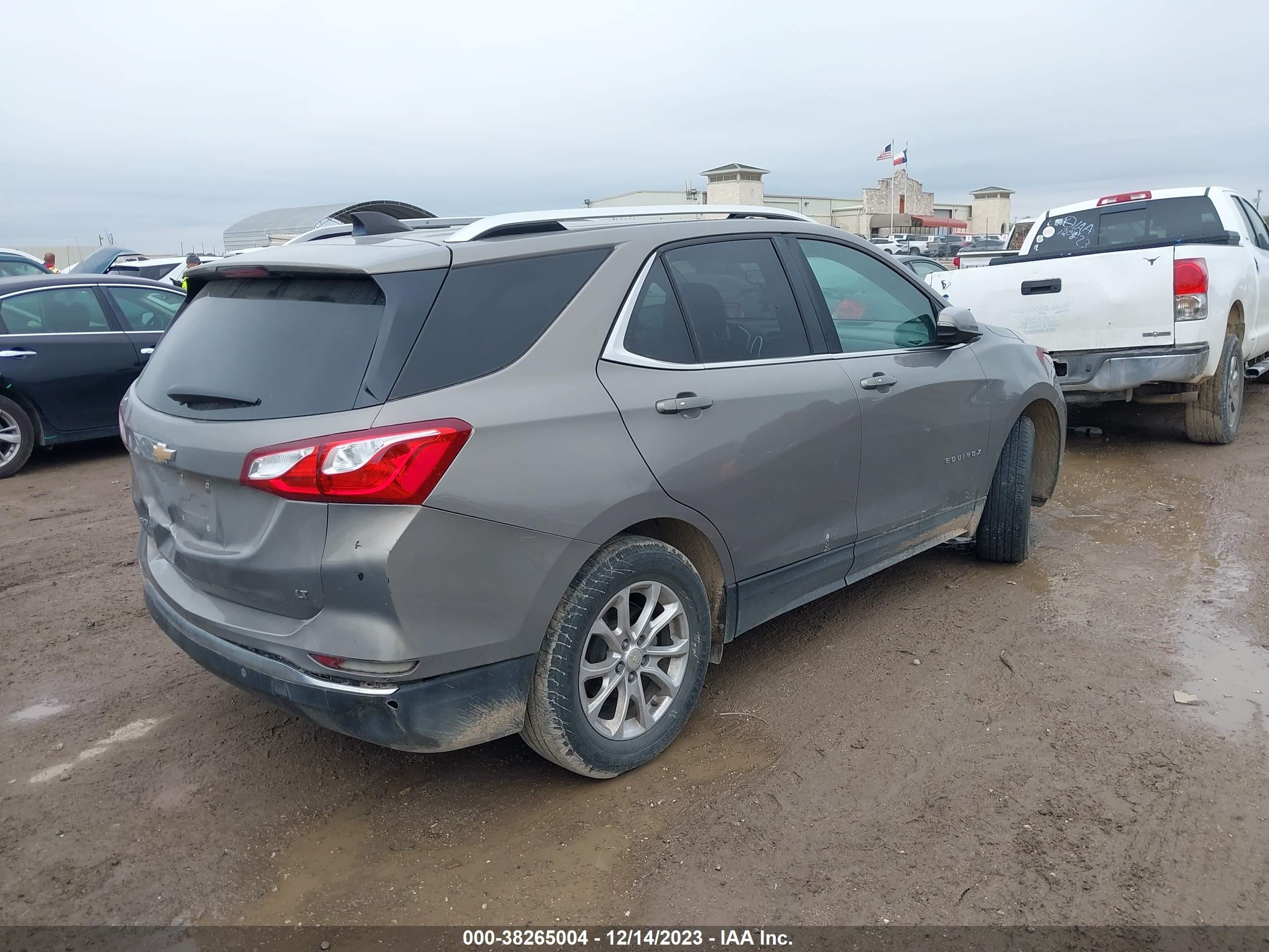 Photo 3 VIN: 3GNAXJEV6JL104823 - CHEVROLET EQUINOX 