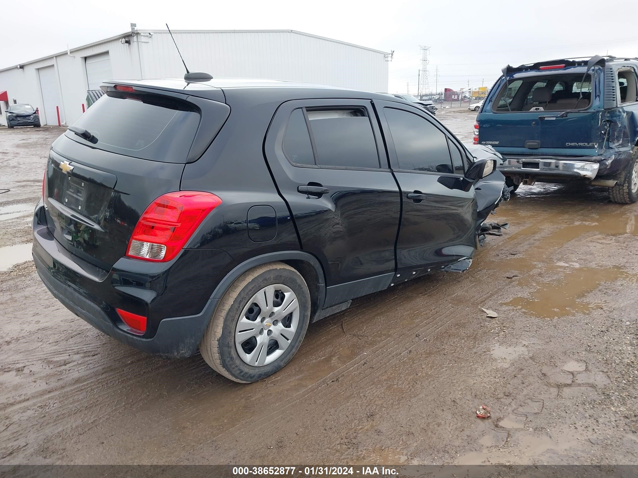 Photo 3 VIN: 3GNCJKSB0JL205561 - CHEVROLET TRAX 