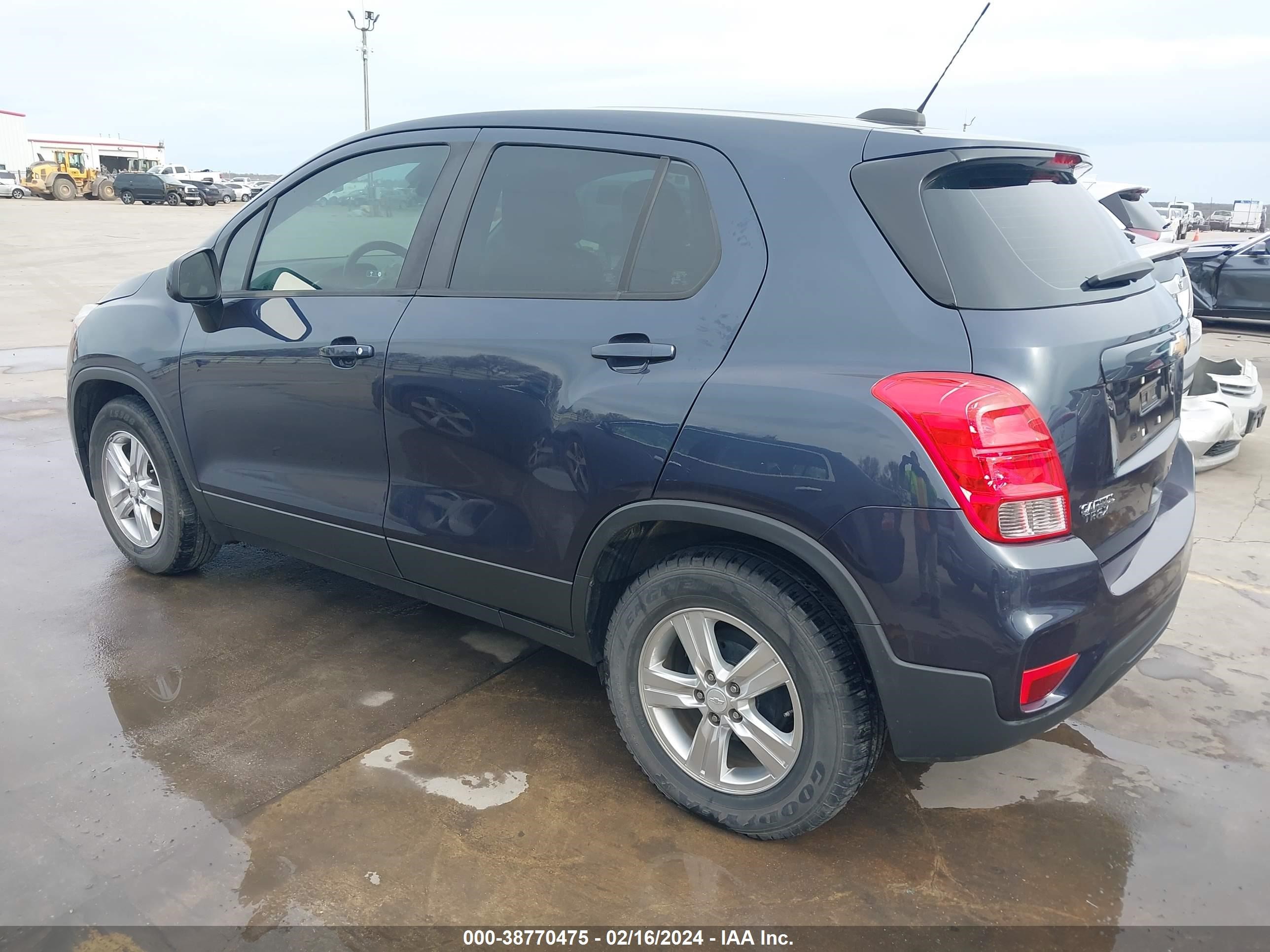 Photo 2 VIN: 3GNCJKSB0KL235922 - CHEVROLET TRAX 