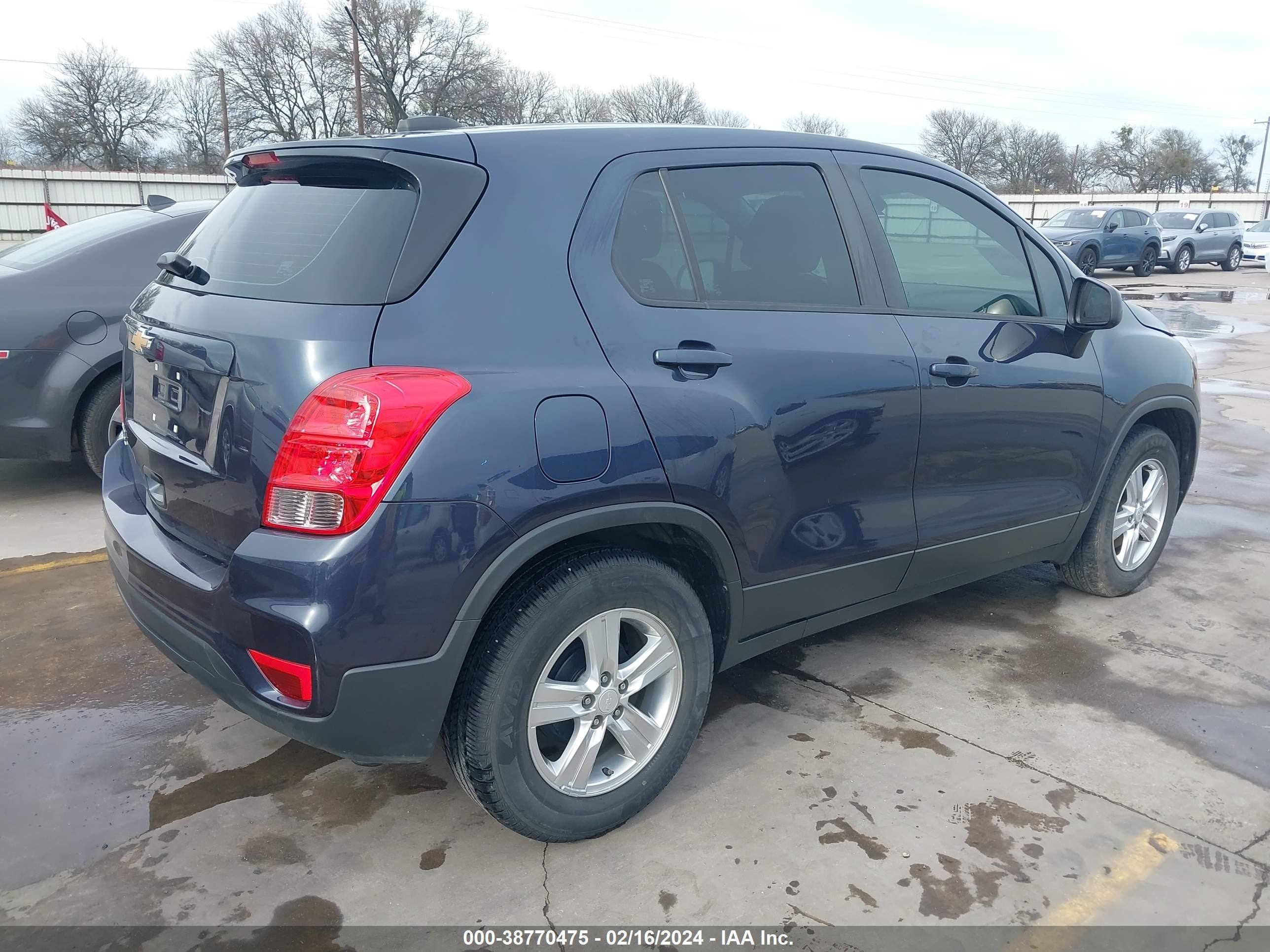 Photo 3 VIN: 3GNCJKSB0KL235922 - CHEVROLET TRAX 