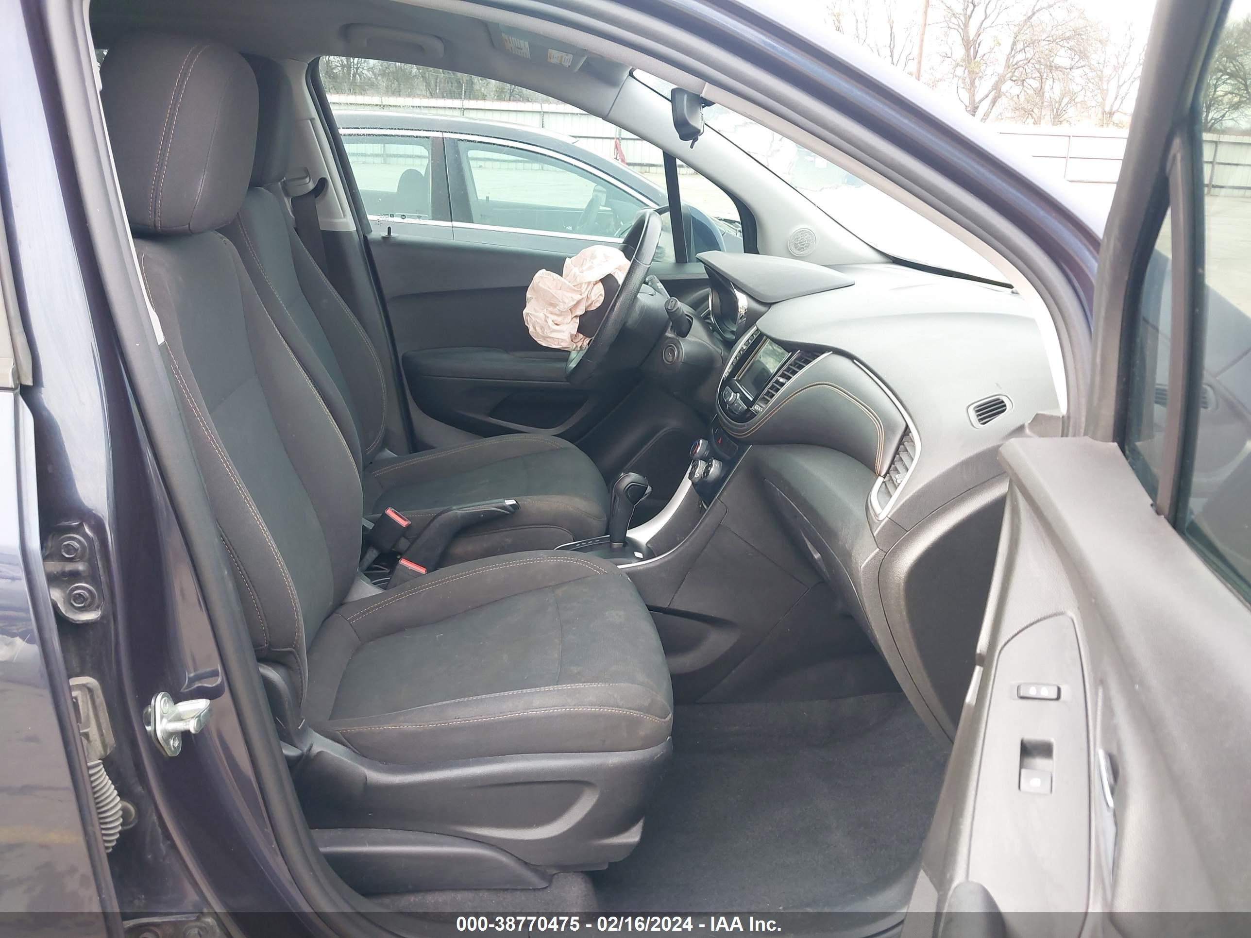 Photo 4 VIN: 3GNCJKSB0KL235922 - CHEVROLET TRAX 