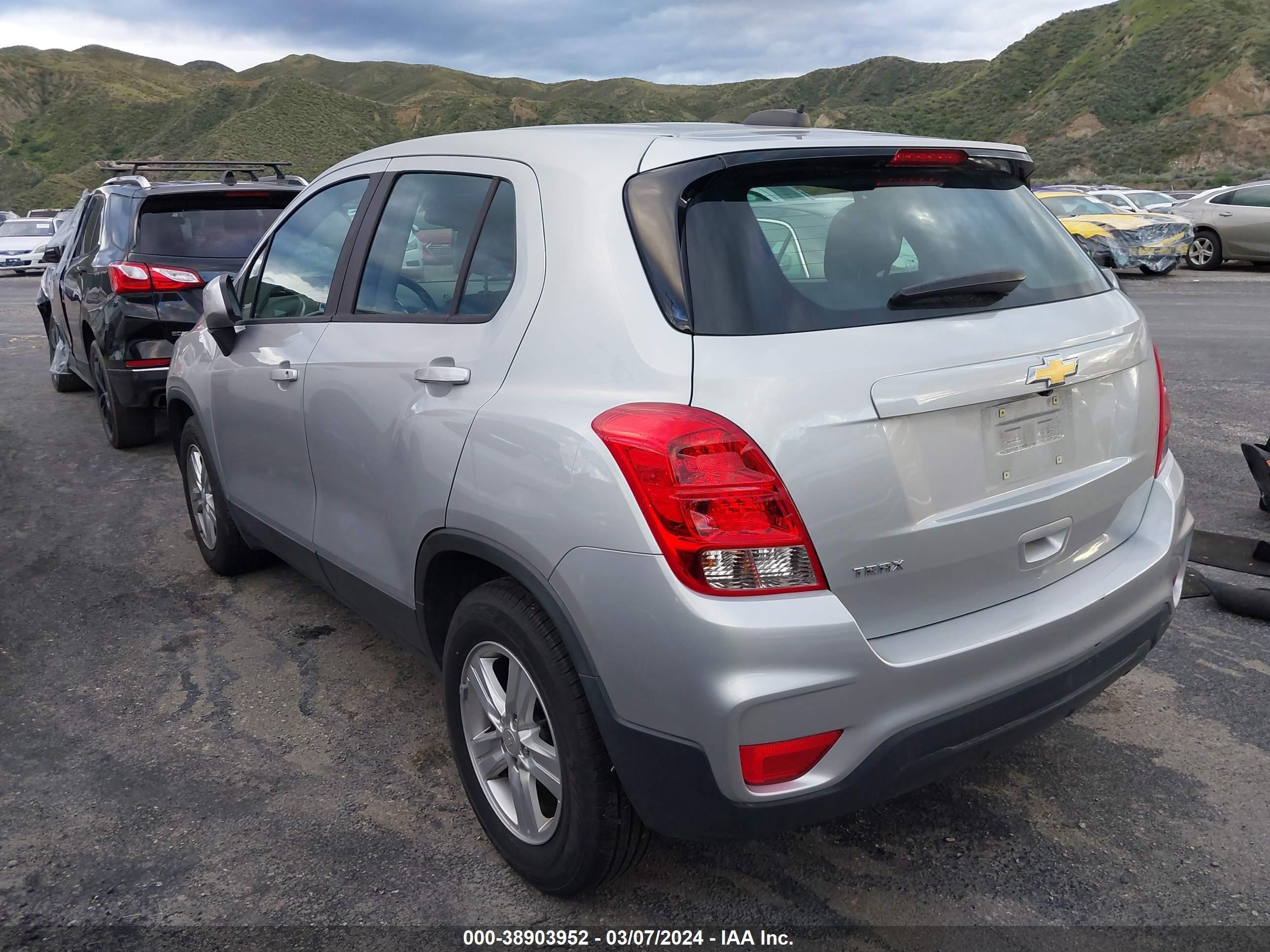 Photo 2 VIN: 3GNCJKSB0KL317200 - CHEVROLET TRAX 