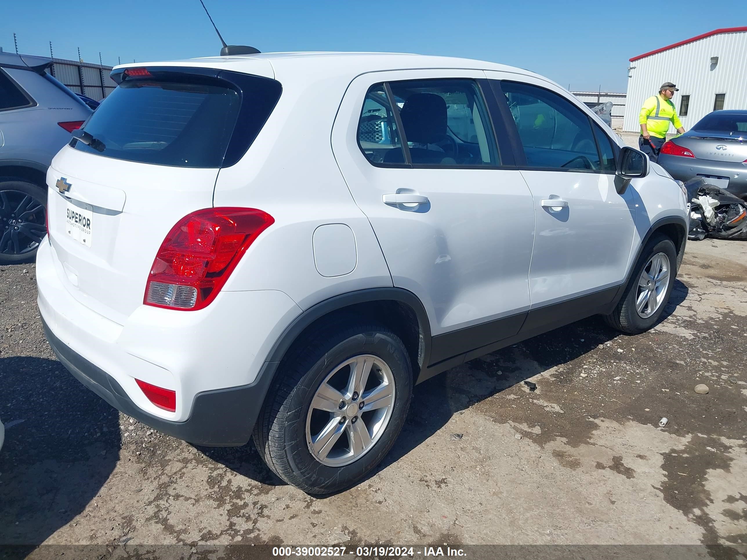 Photo 3 VIN: 3GNCJKSB1KL297541 - CHEVROLET TRAX 