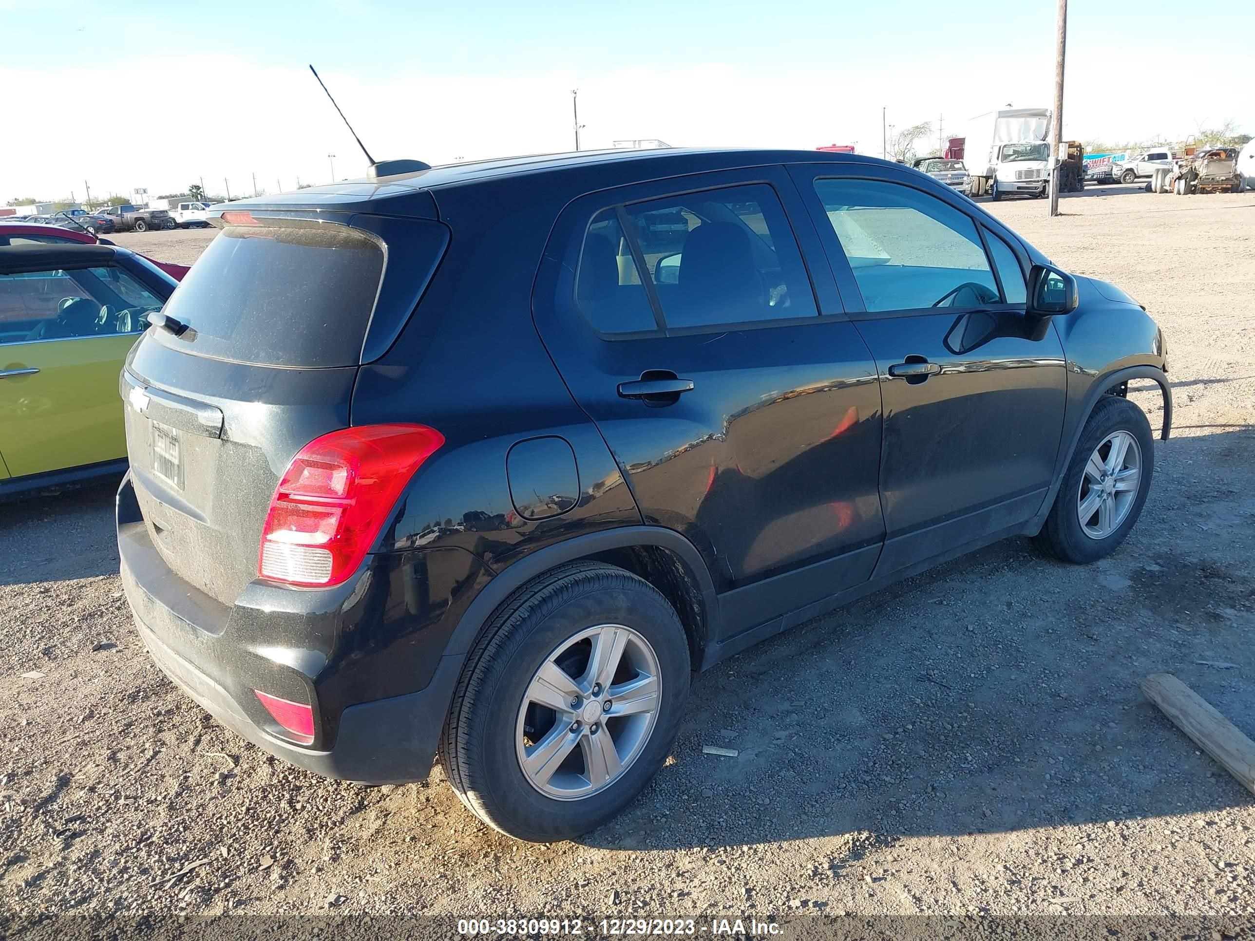 Photo 3 VIN: 3GNCJKSB1LL125432 - CHEVROLET TRAX 