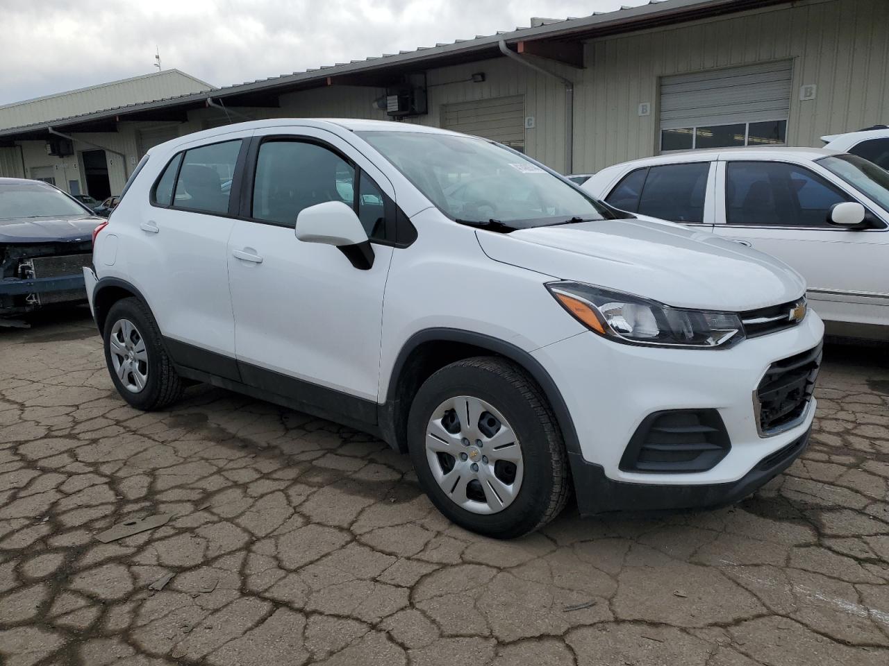 Photo 3 VIN: 3GNCJKSB2JL371712 - CHEVROLET TRAX 