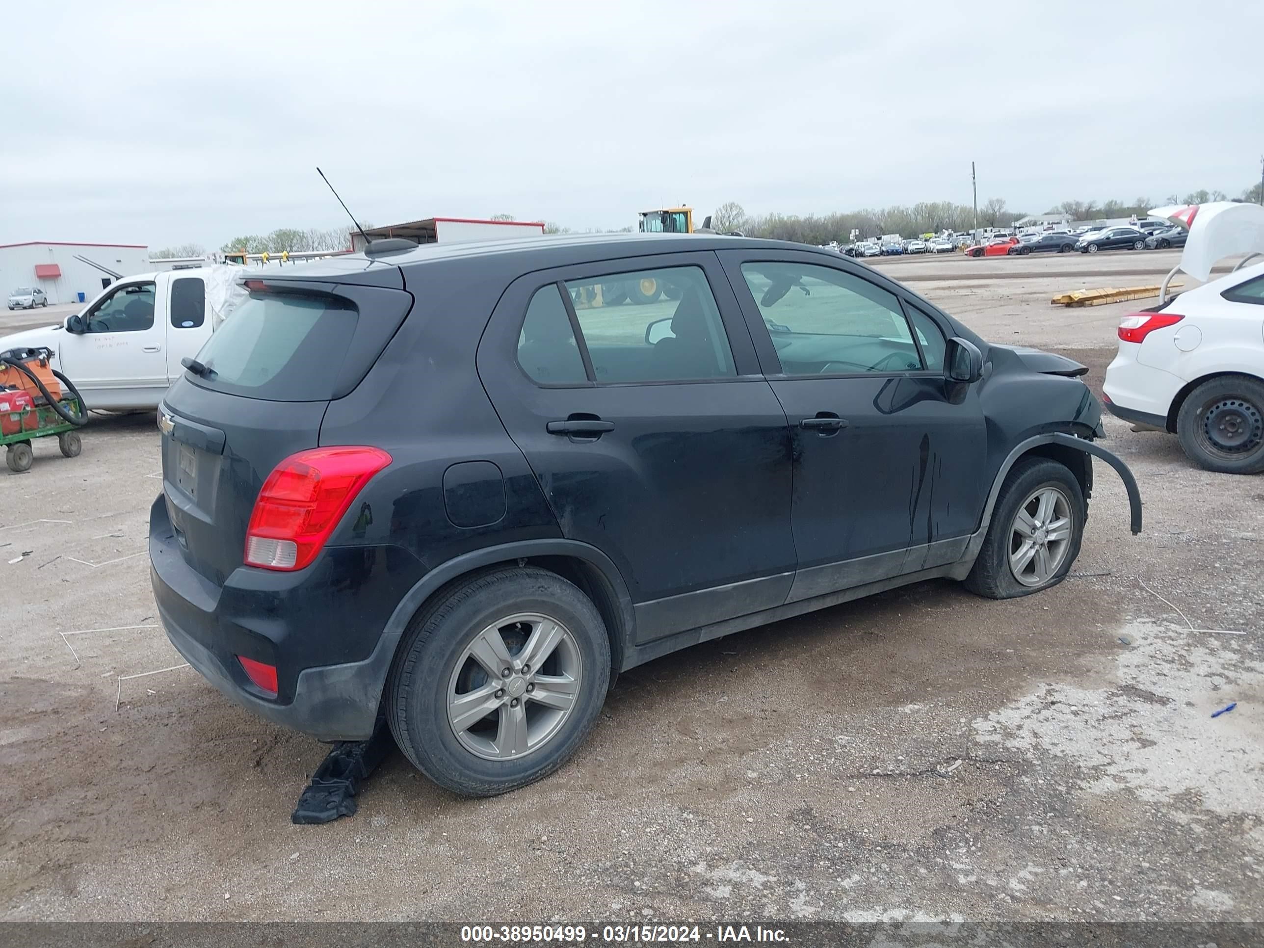 Photo 3 VIN: 3GNCJKSB3KL388083 - CHEVROLET TRAX 