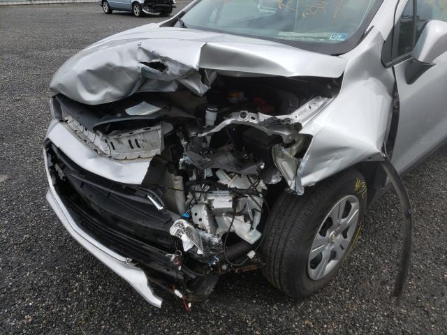 Photo 8 VIN: 3GNCJKSB4JL209788 - CHEVROLET TRAX LS 