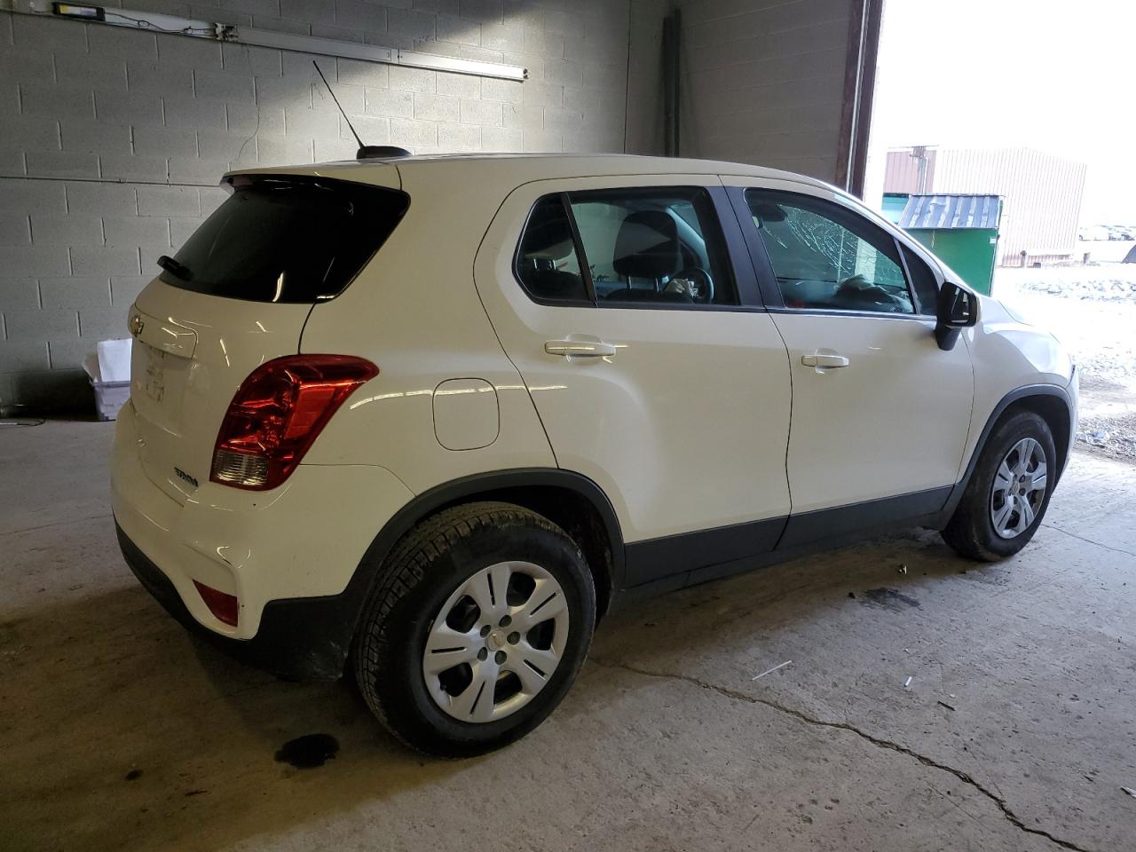 Photo 2 VIN: 3GNCJKSB6JL285321 - CHEVROLET TRAX 