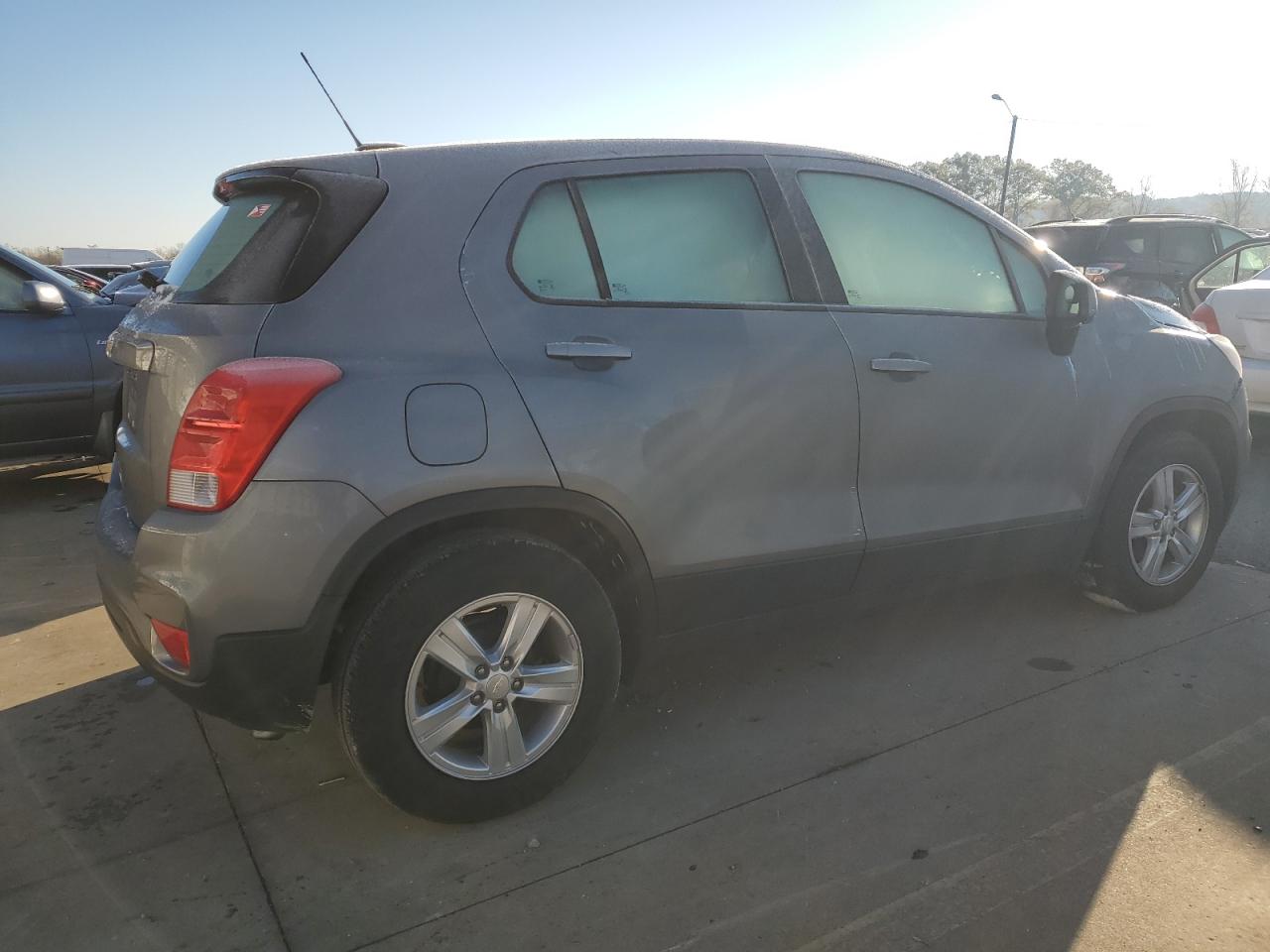 Photo 2 VIN: 3GNCJKSB6LL340031 - CHEVROLET TRAX 