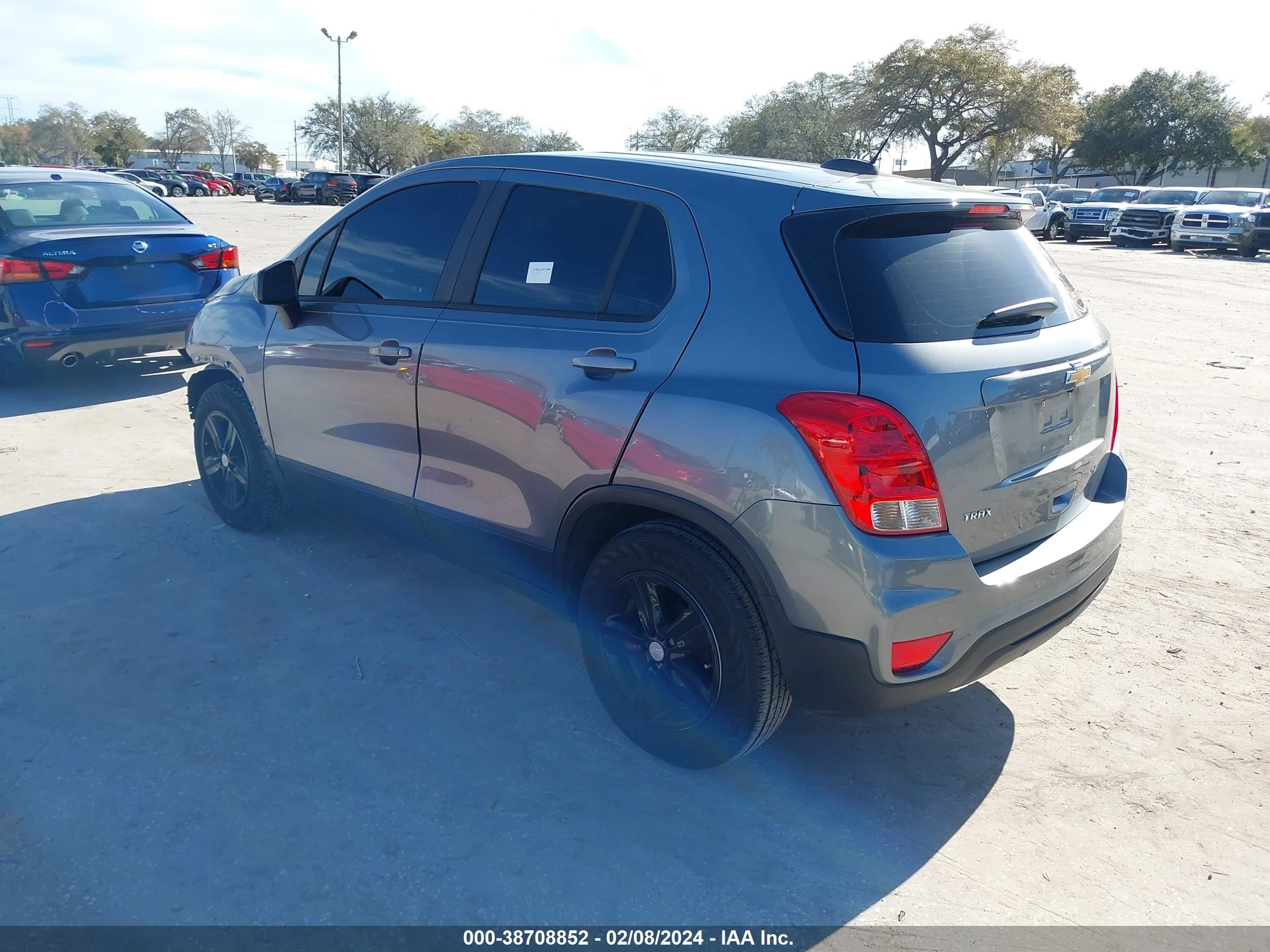 Photo 2 VIN: 3GNCJKSB7LL144101 - CHEVROLET TRAX 