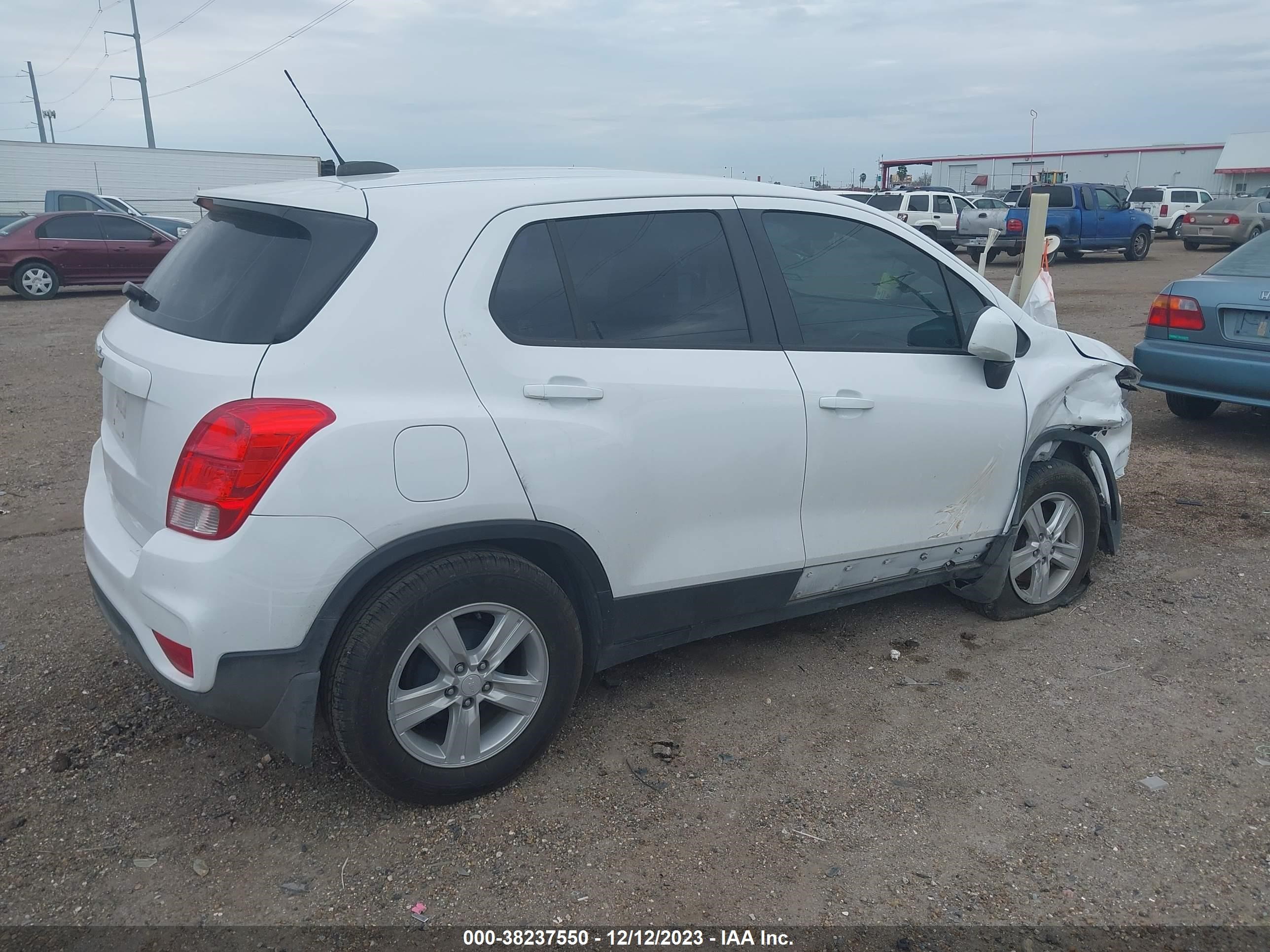 Photo 3 VIN: 3GNCJKSB8KL225686 - CHEVROLET TRAX 