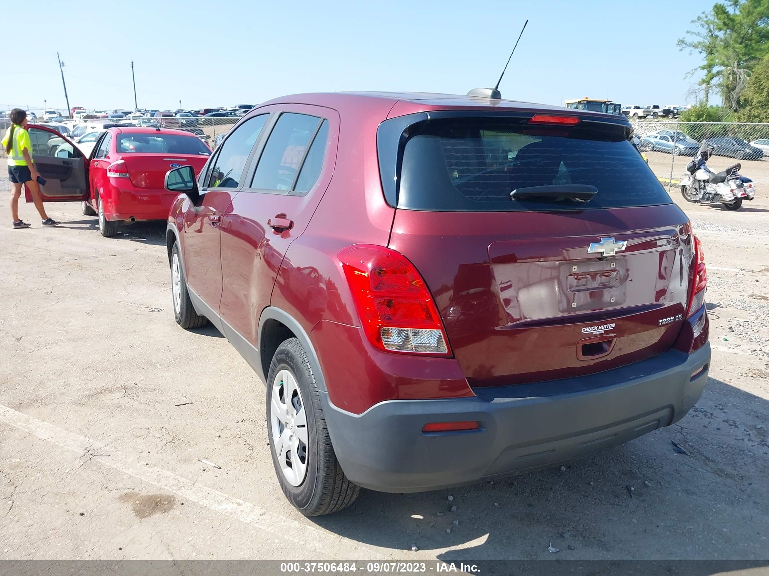 Photo 2 VIN: 3GNCJKSB9GL279828 - CHEVROLET TRAX 