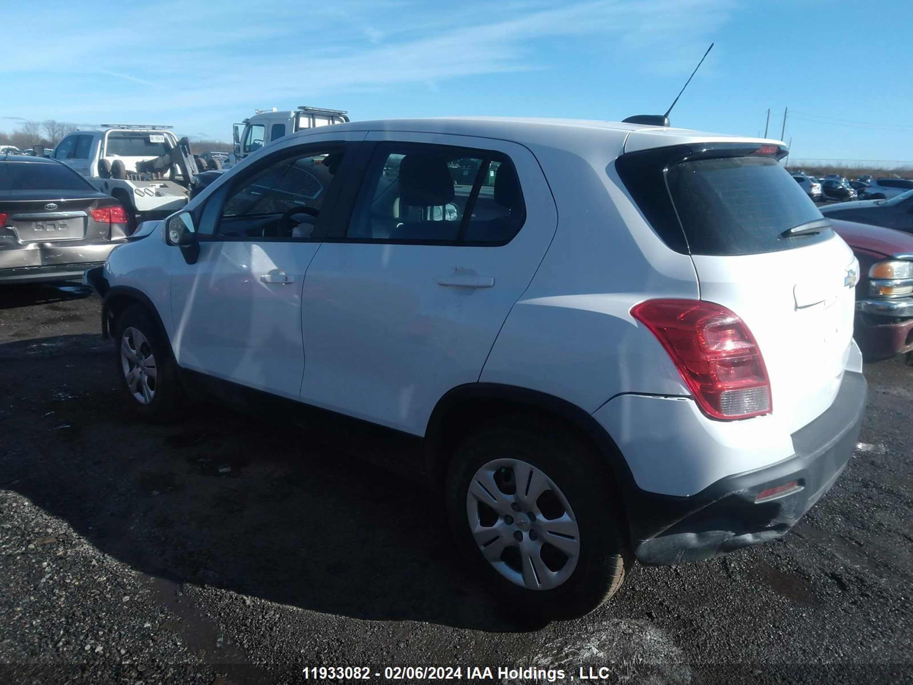 Photo 2 VIN: 3GNCJKSBXFL255682 - CHEVROLET TRAX 