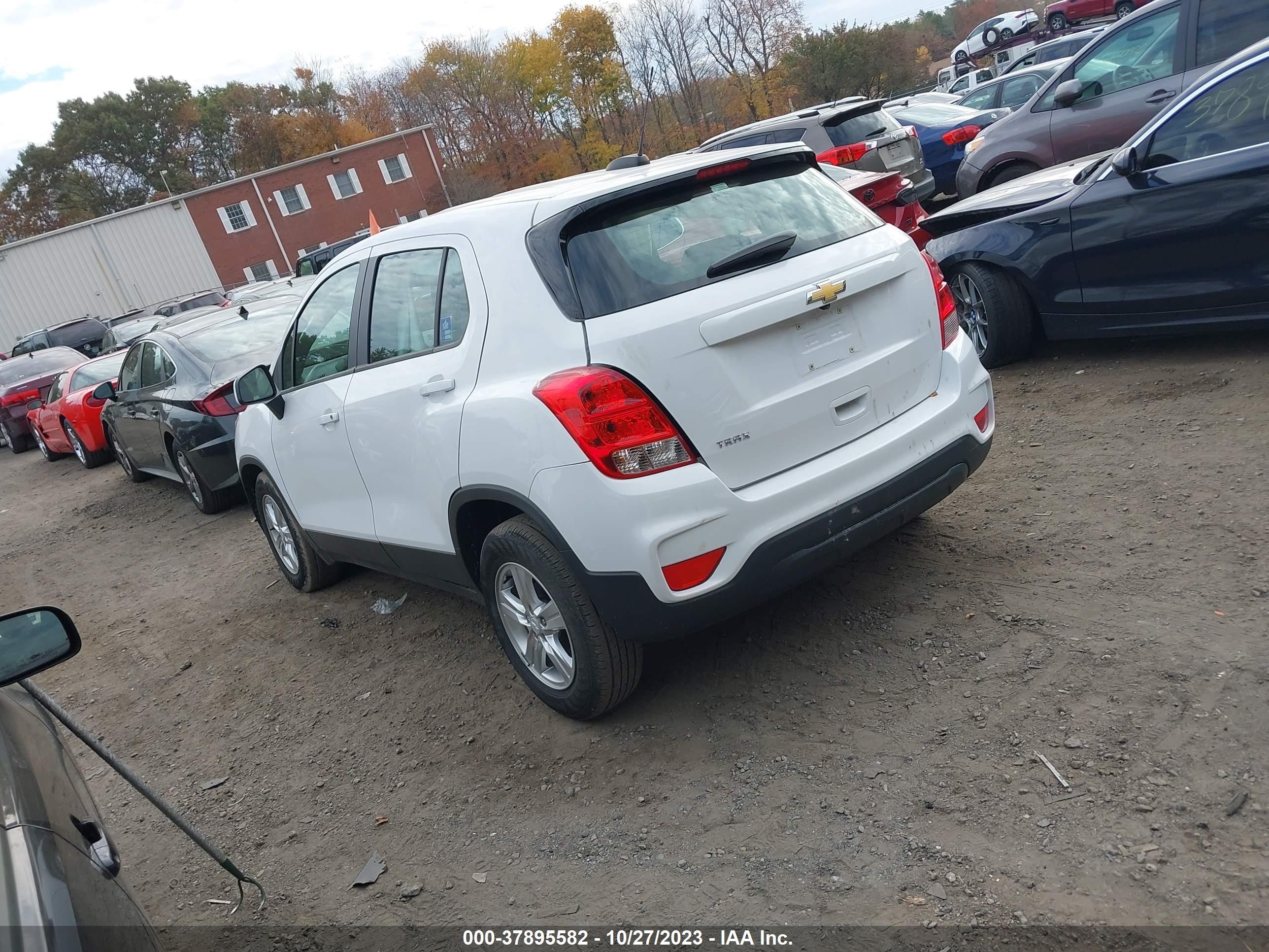 Photo 2 VIN: 3GNCJKSBXKL304423 - CHEVROLET TRAX 