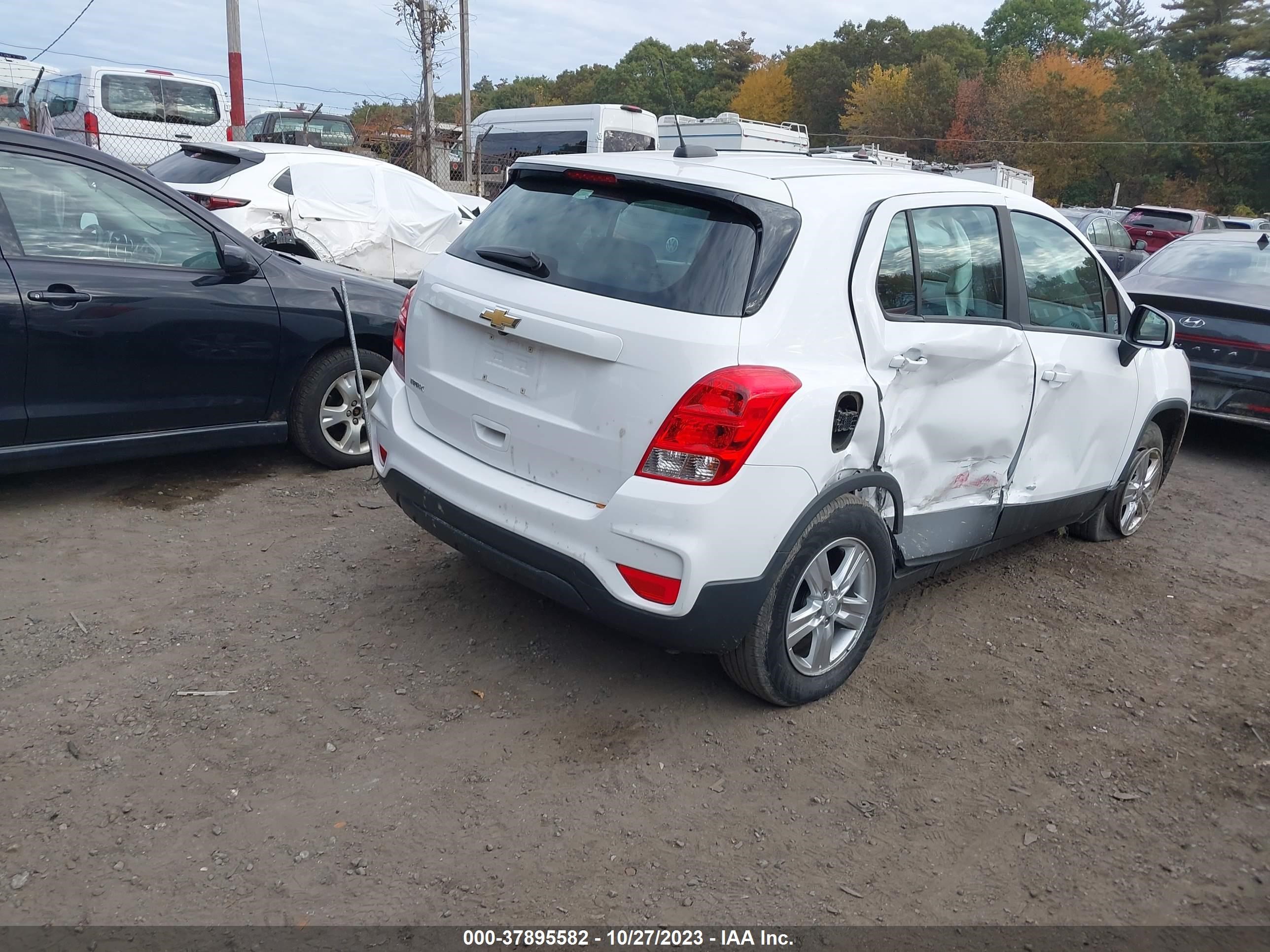 Photo 3 VIN: 3GNCJKSBXKL304423 - CHEVROLET TRAX 