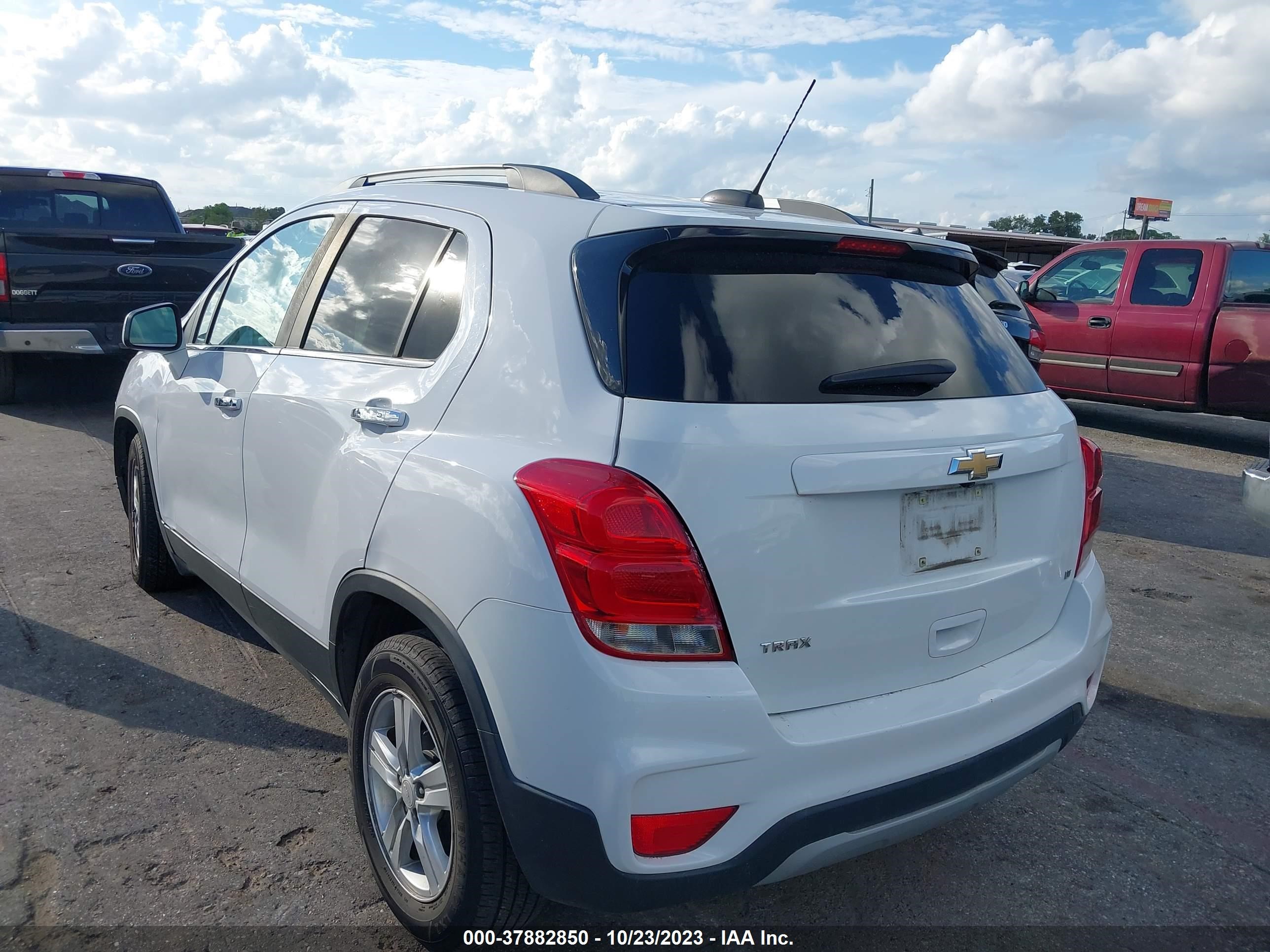 Photo 2 VIN: 3GNCJLSB1JL328999 - CHEVROLET TRAX 