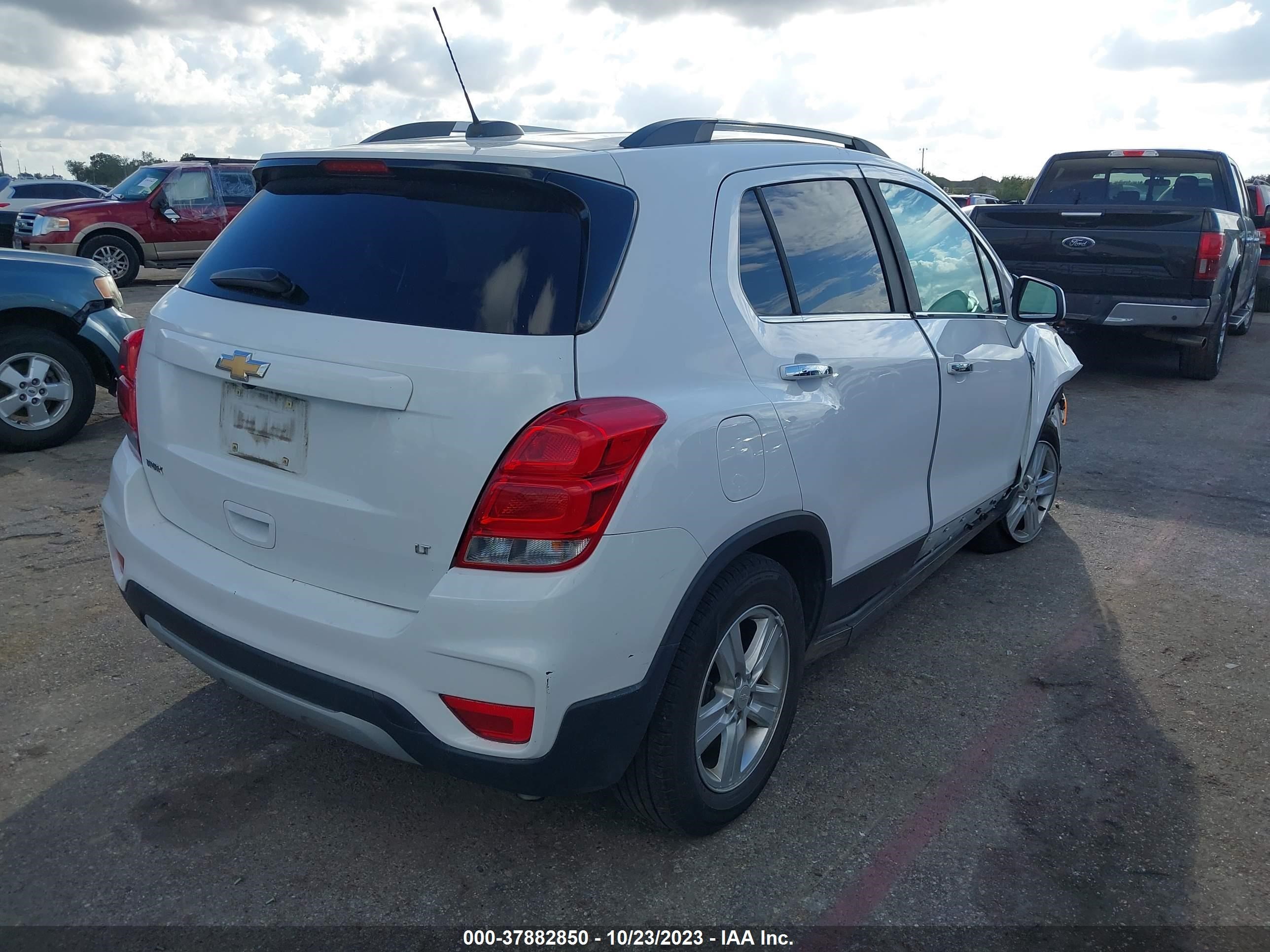 Photo 3 VIN: 3GNCJLSB1JL328999 - CHEVROLET TRAX 