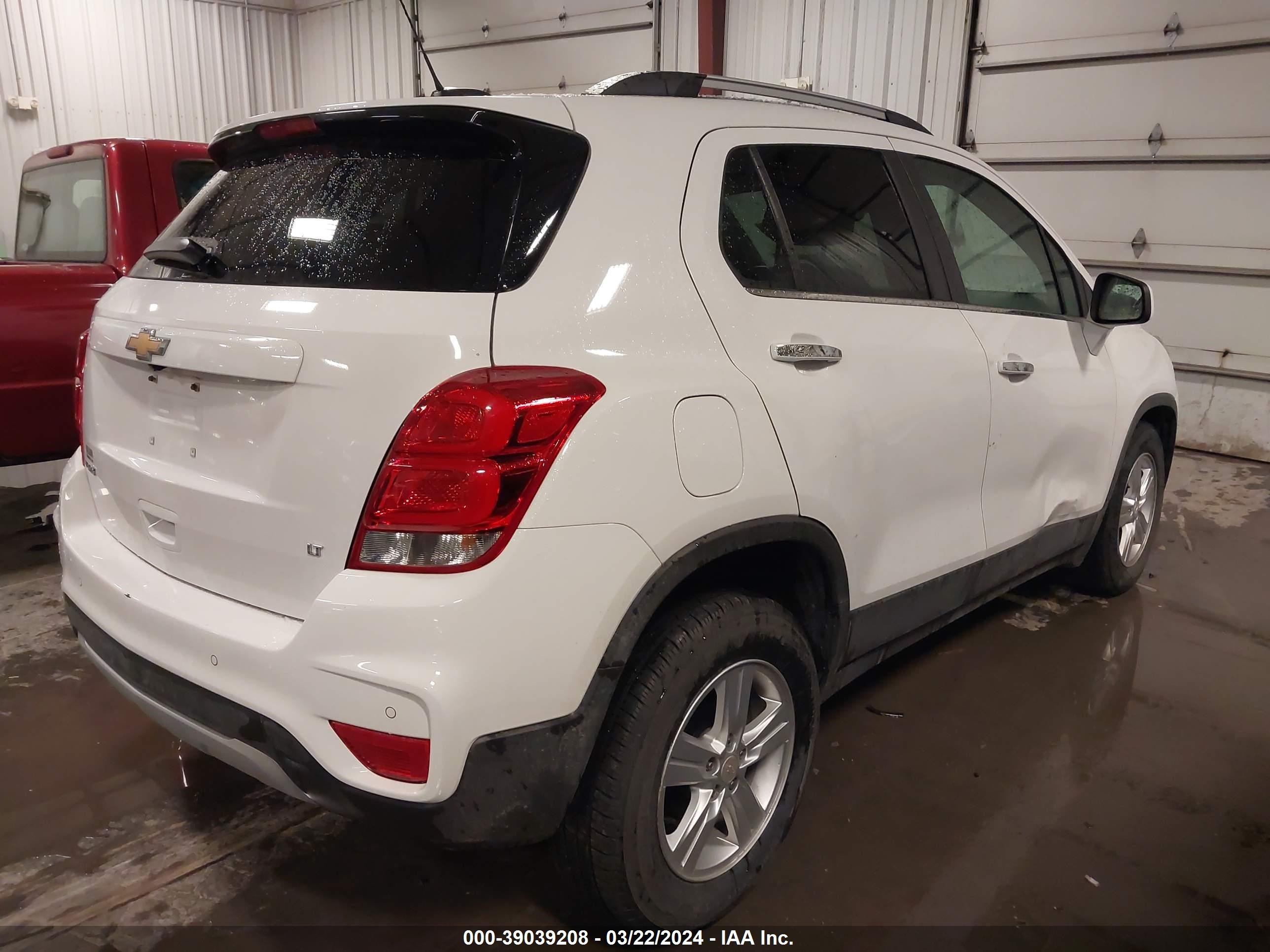 Photo 3 VIN: 3GNCJLSB6JL234021 - CHEVROLET TRAX 