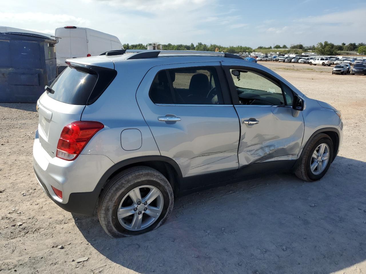 Photo 2 VIN: 3GNCJLSB8JL175778 - CHEVROLET TRAX 