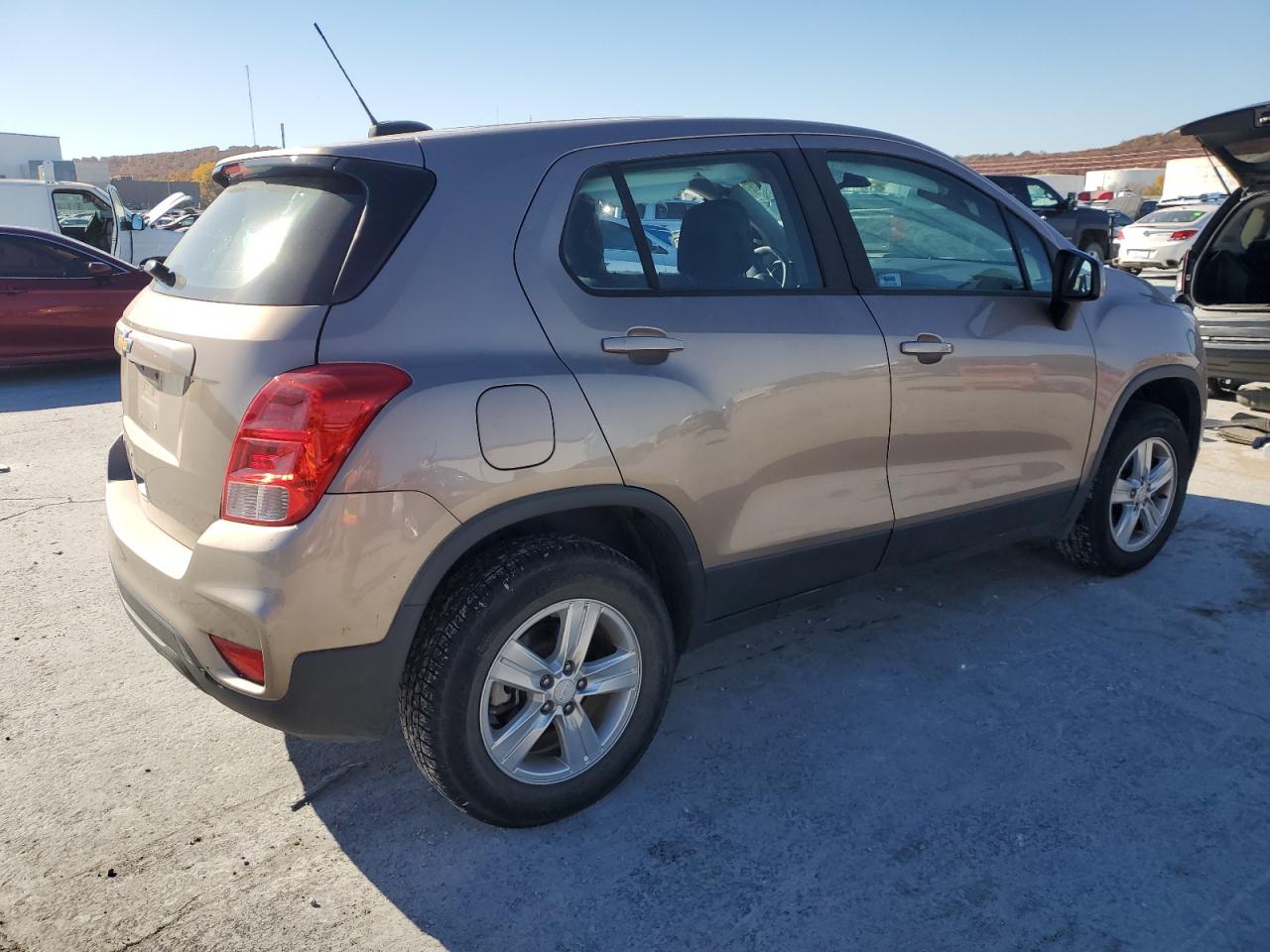 Photo 2 VIN: 3GNCJNSB1JL199898 - CHEVROLET TRAX 