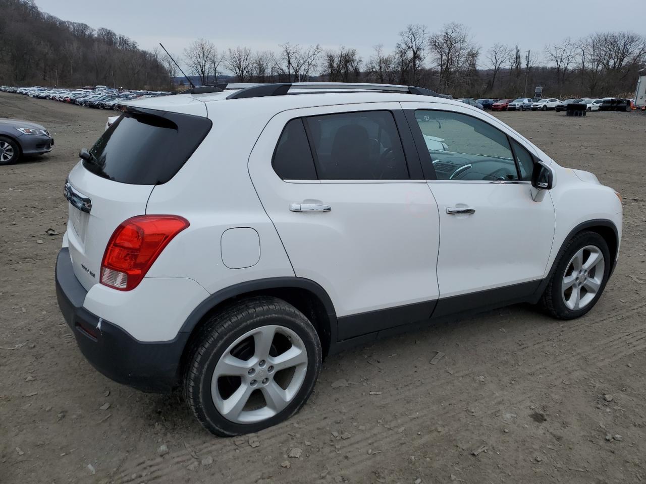 Photo 2 VIN: 3GNCJNSB3FL170832 - CHEVROLET TRAX 