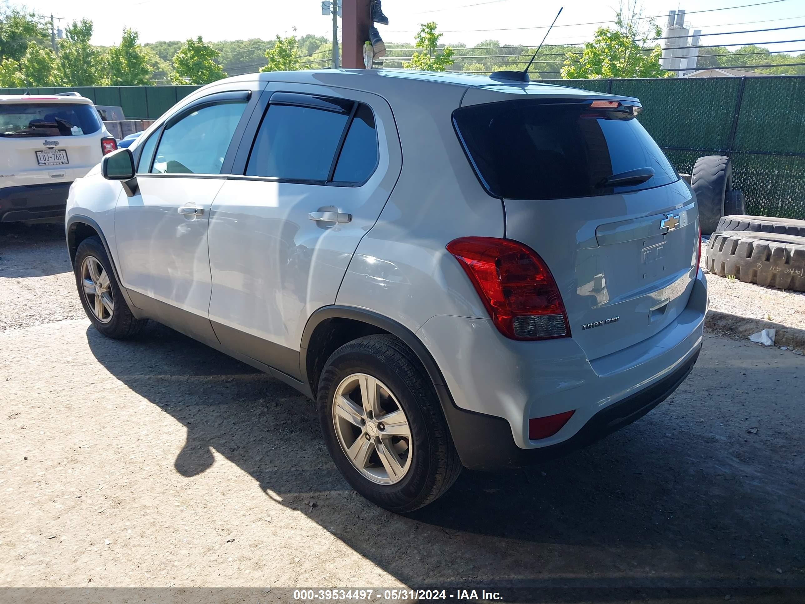 Photo 2 VIN: 3GNCJNSB7JL366782 - CHEVROLET TRAX 