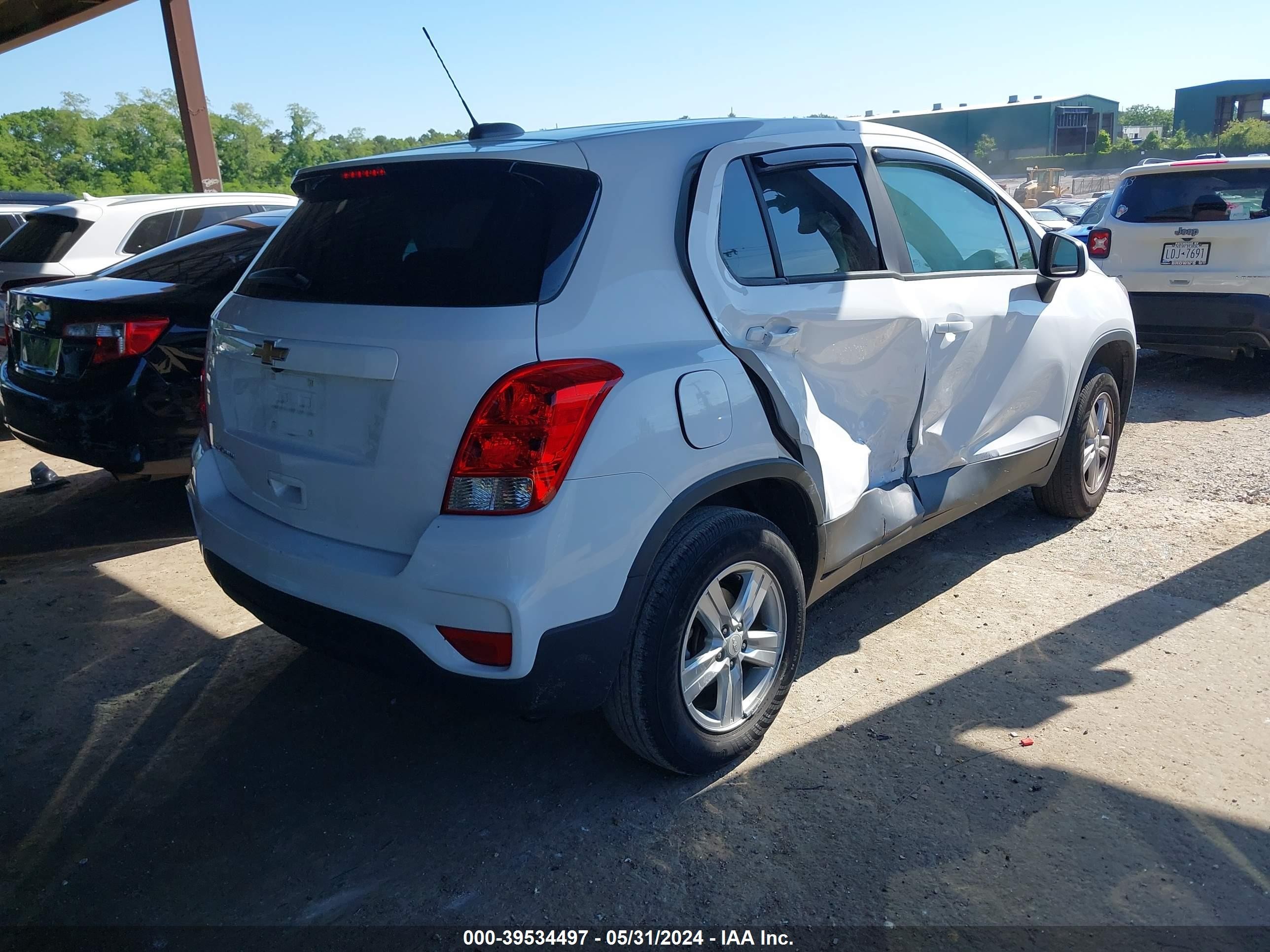 Photo 3 VIN: 3GNCJNSB7JL366782 - CHEVROLET TRAX 