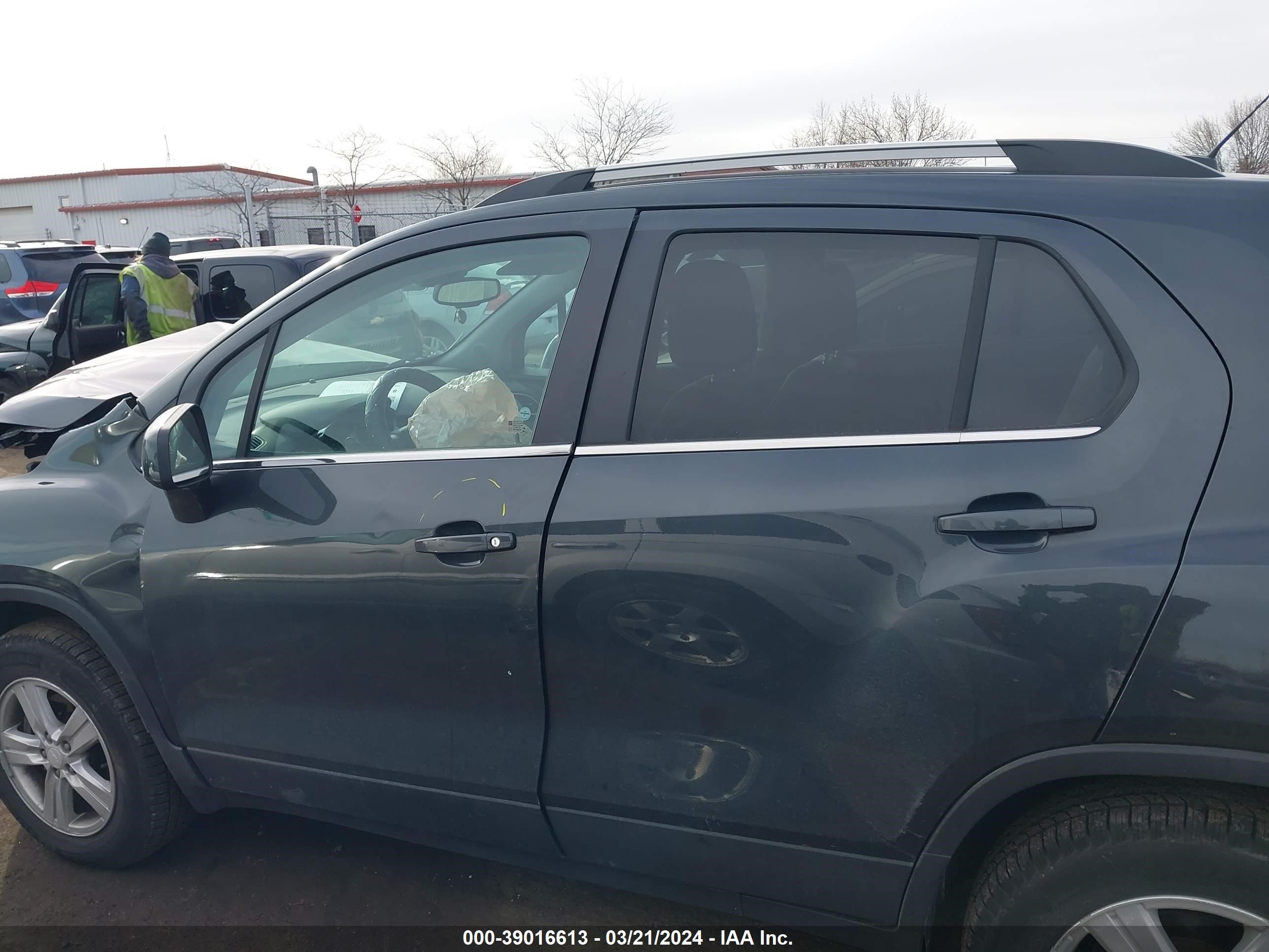 Photo 13 VIN: 3GNCJPSB4JL287758 - CHEVROLET TRAX 