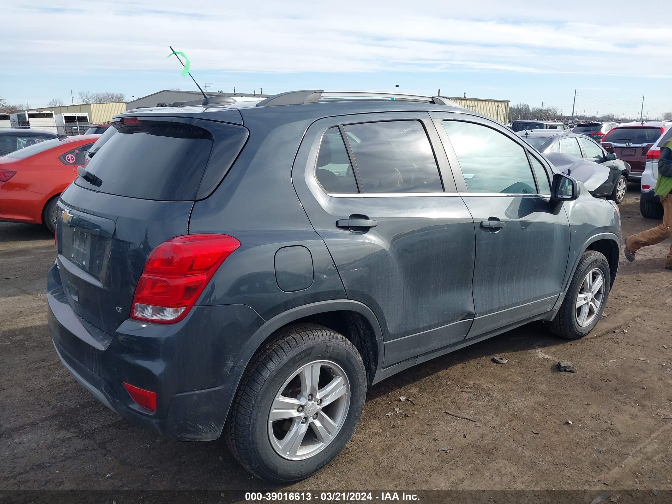 Photo 3 VIN: 3GNCJPSB4JL287758 - CHEVROLET TRAX 